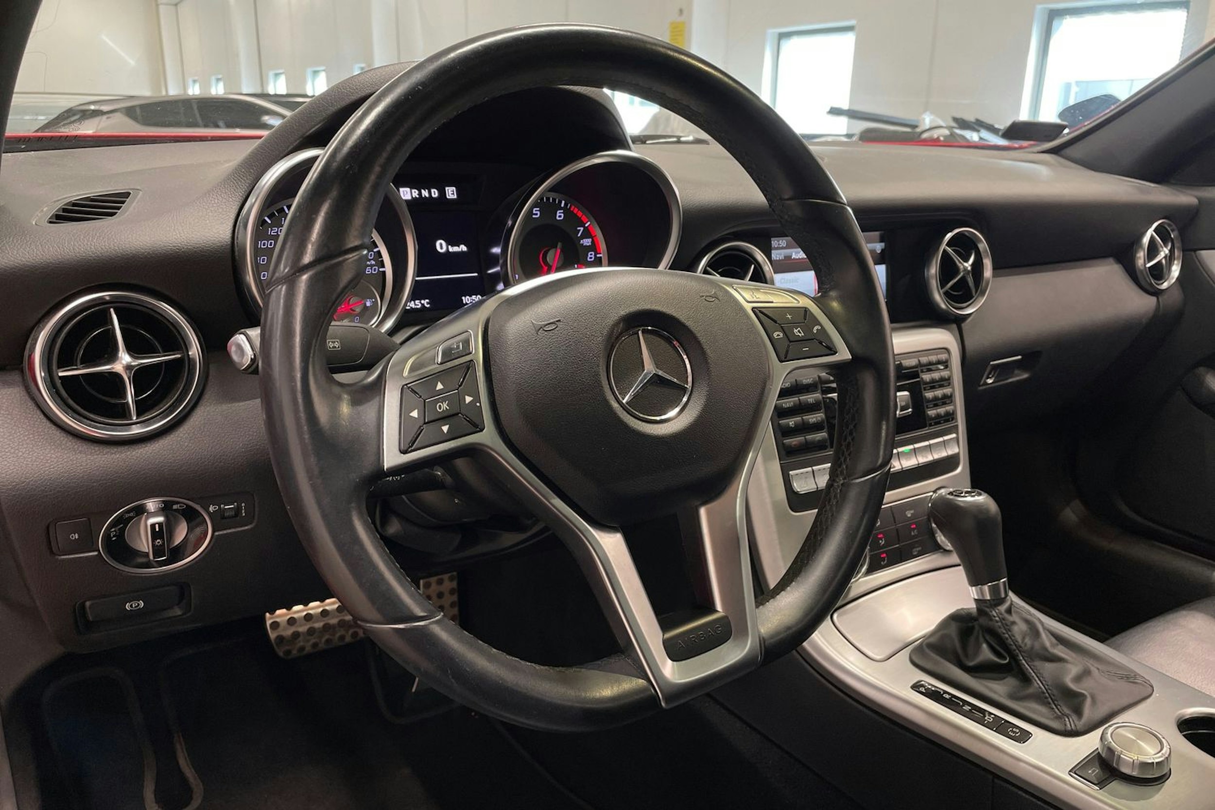 punainen Mercedes-Benz SLK 2013 kuva 19.