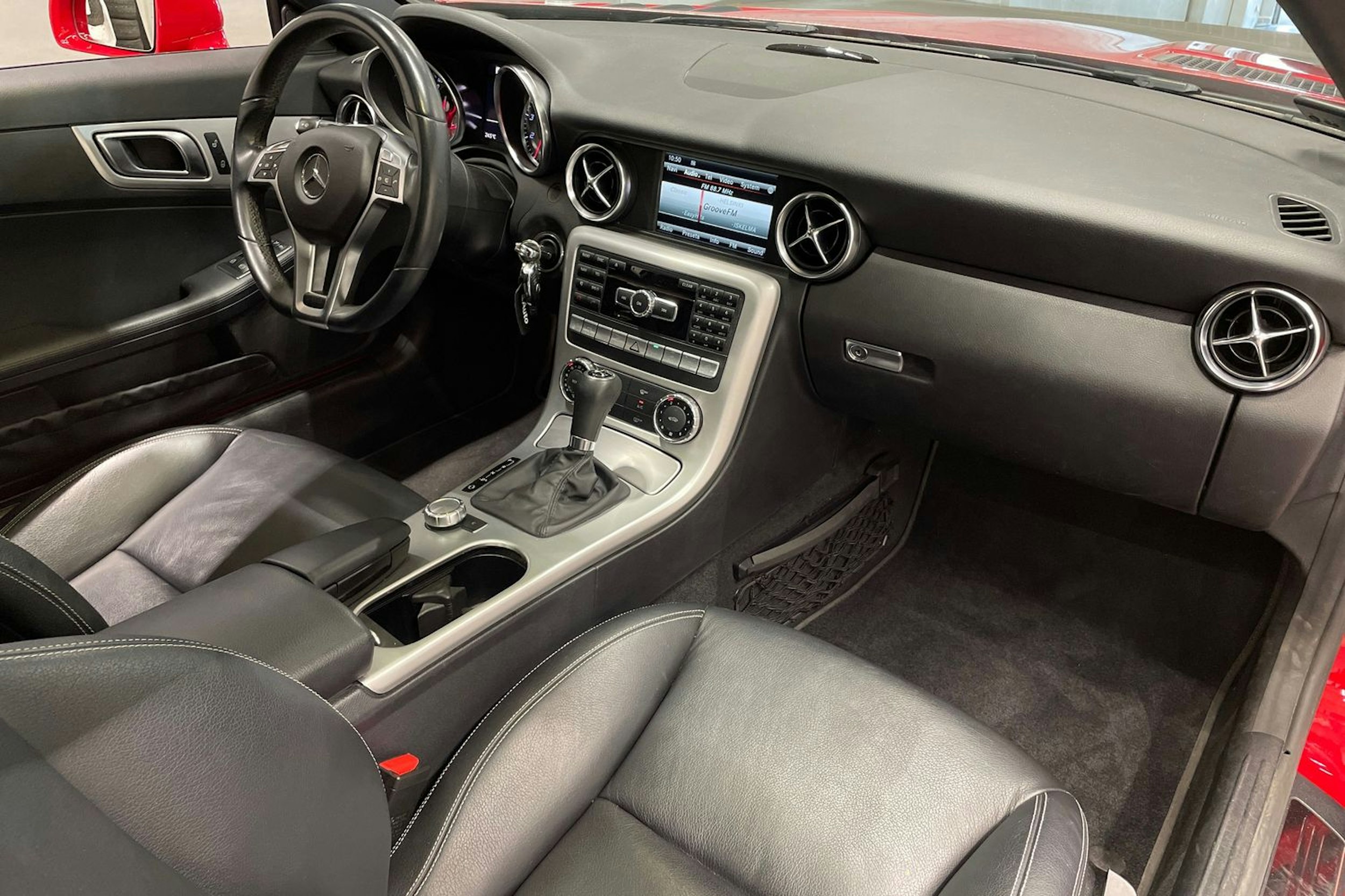 punainen Mercedes-Benz SLK 2013 kuva 20.