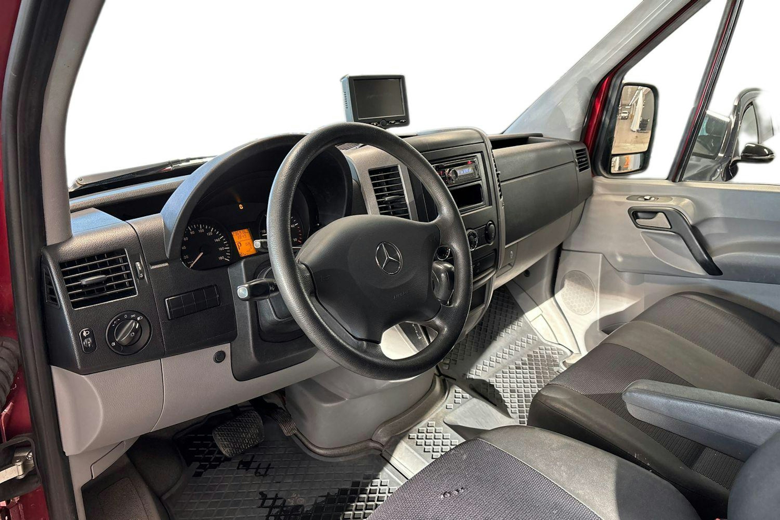 punainen Mercedes-Benz Sprinter 2011 kuva 7.