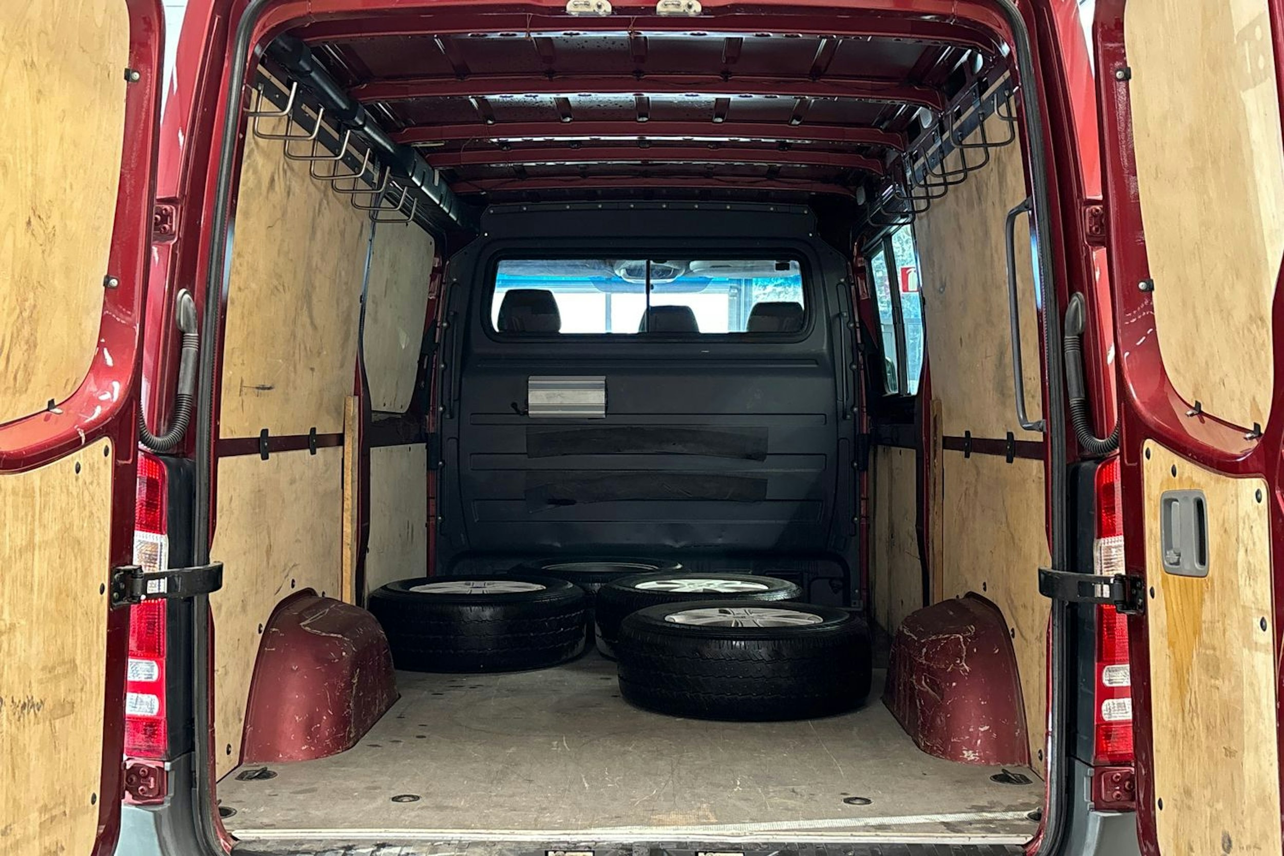 punainen Mercedes-Benz Sprinter 2011 kuva 15.