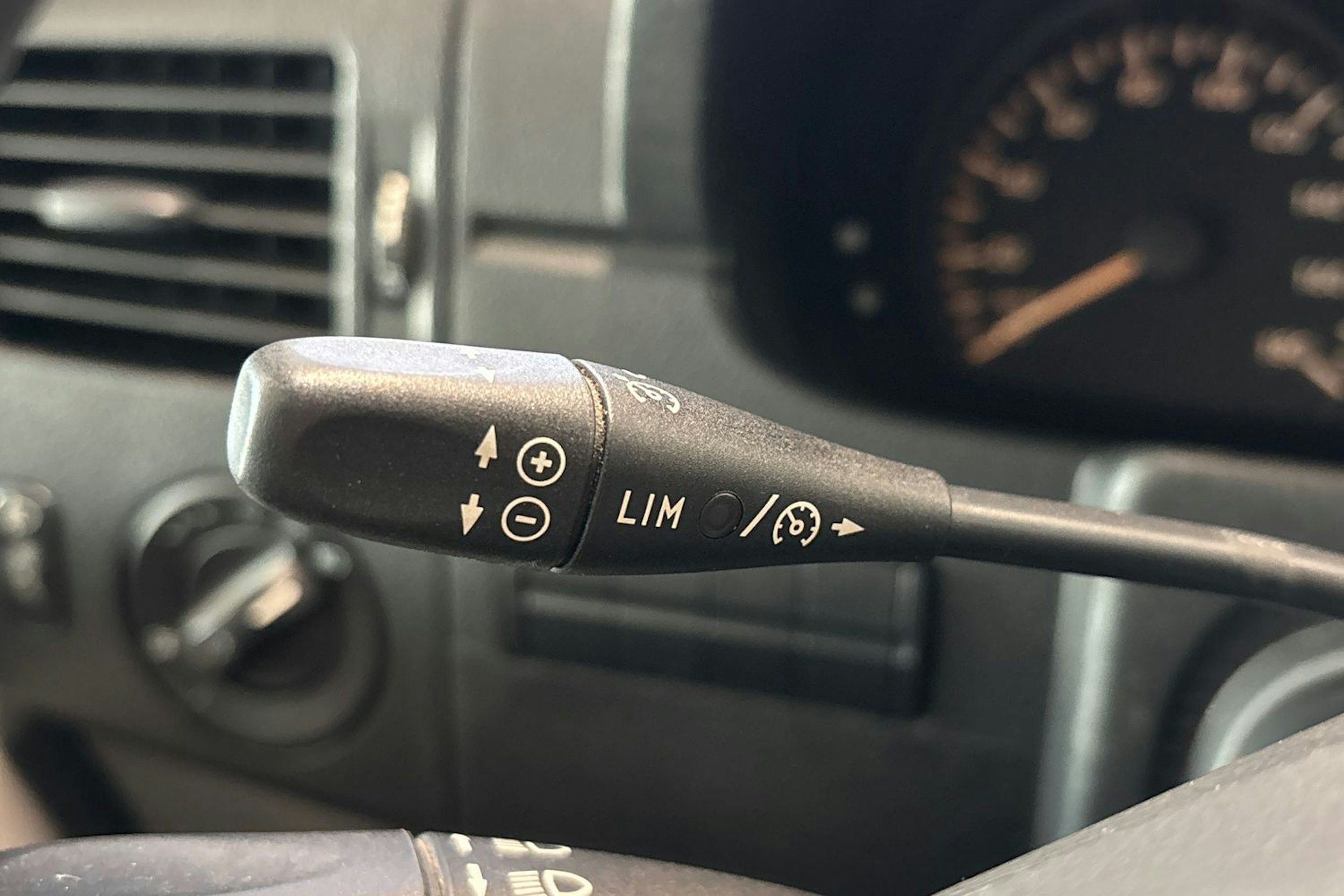 punainen Mercedes-Benz Sprinter 2011 kuva 17.