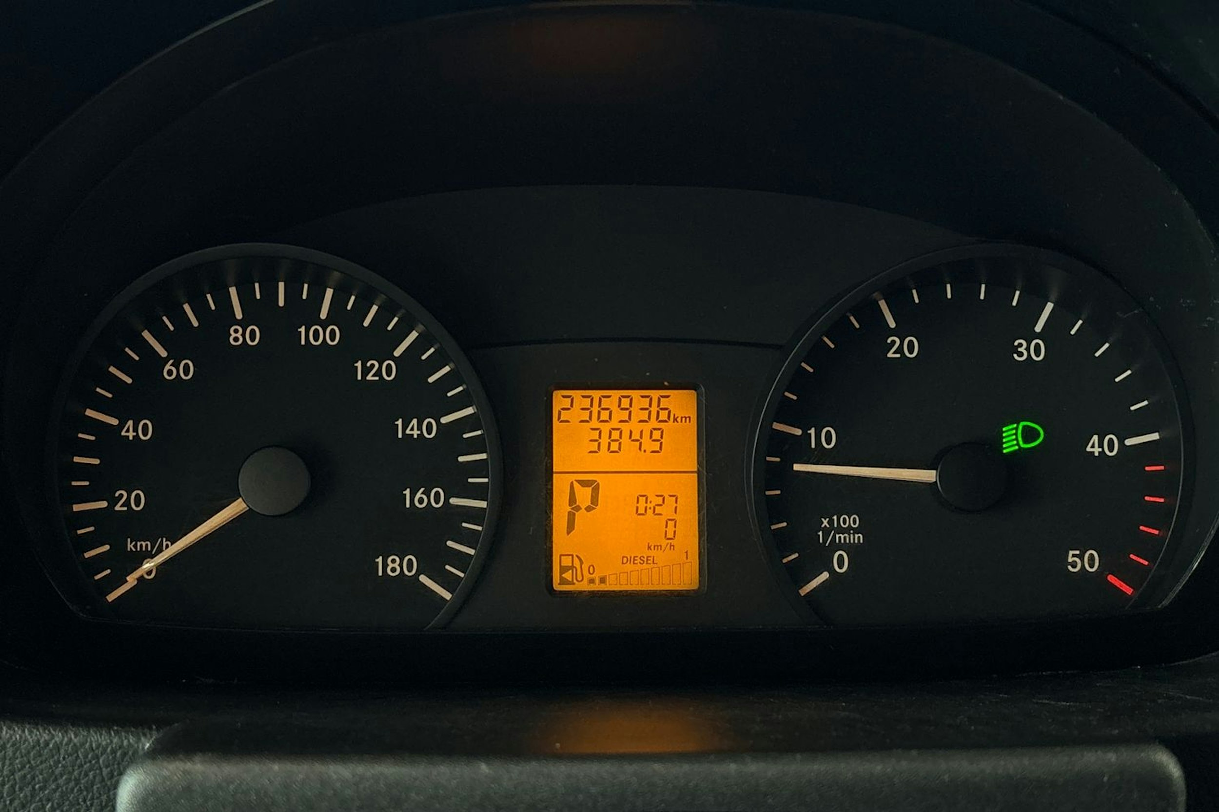 punainen Mercedes-Benz Sprinter 2011 kuva 18.