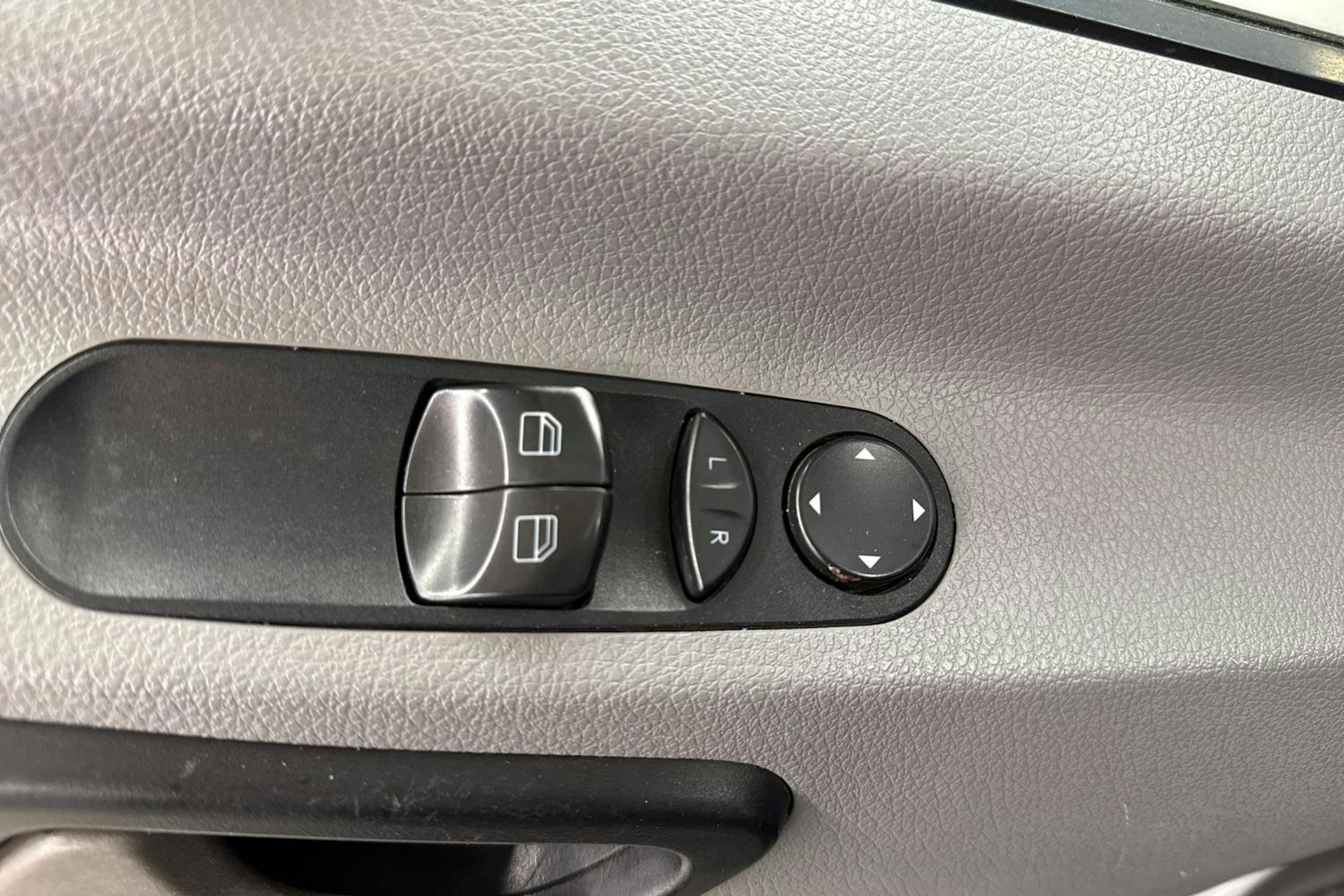 musta Mercedes-Benz Sprinter 2011 kuva 16.