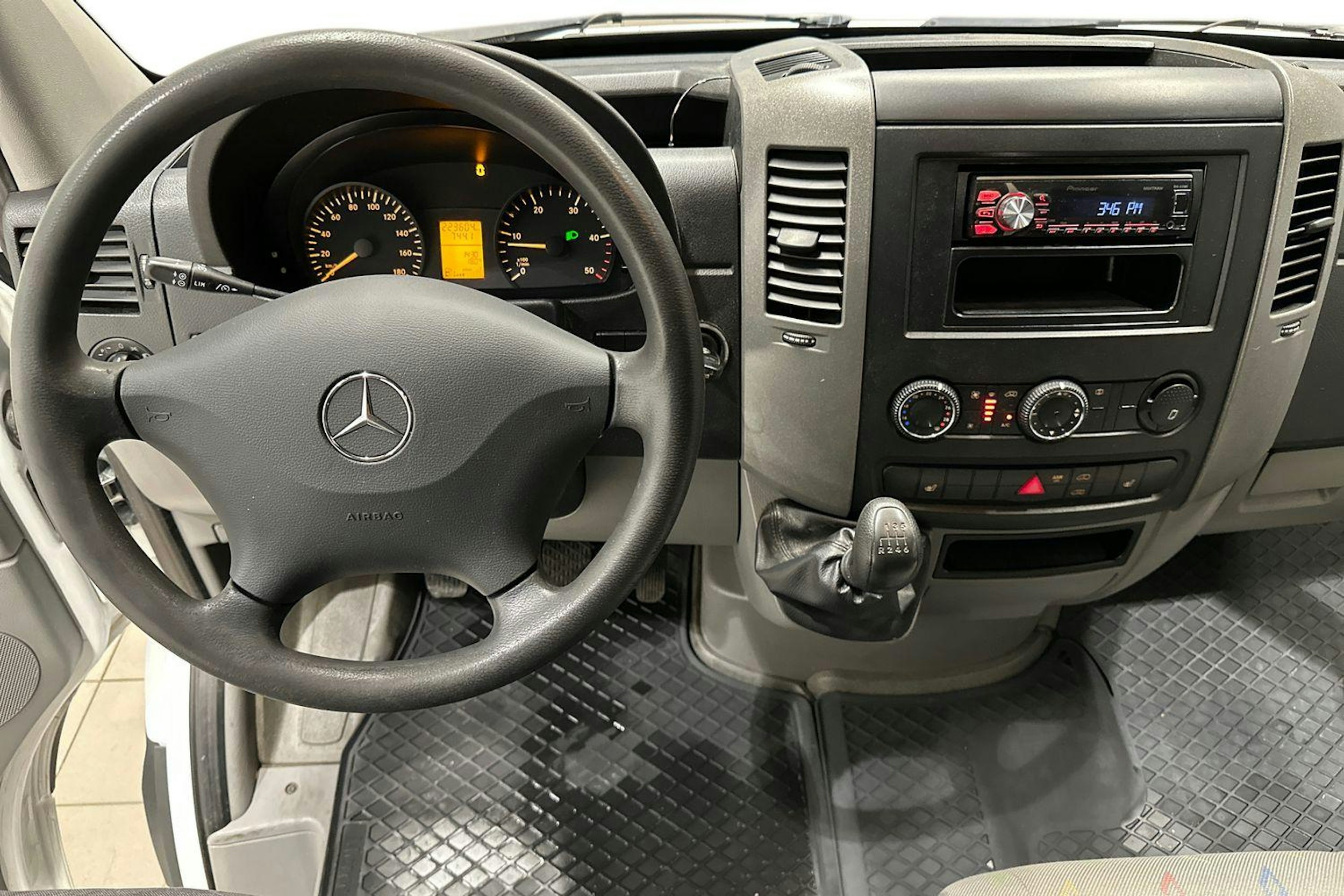 valkoinen Mercedes-Benz Sprinter 2014 kuva 9.