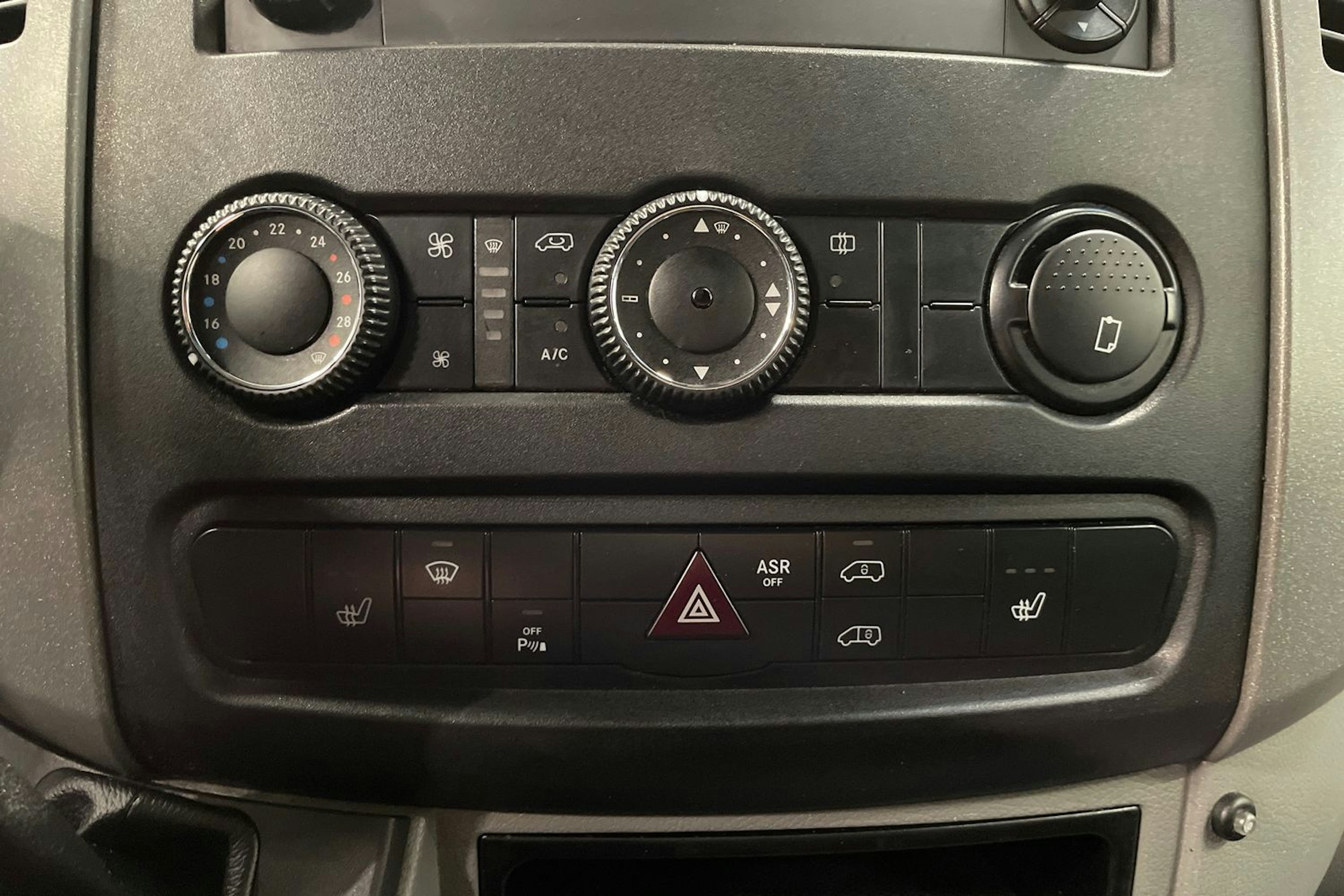 punainen Mercedes-Benz Sprinter 2014 kuva 25.