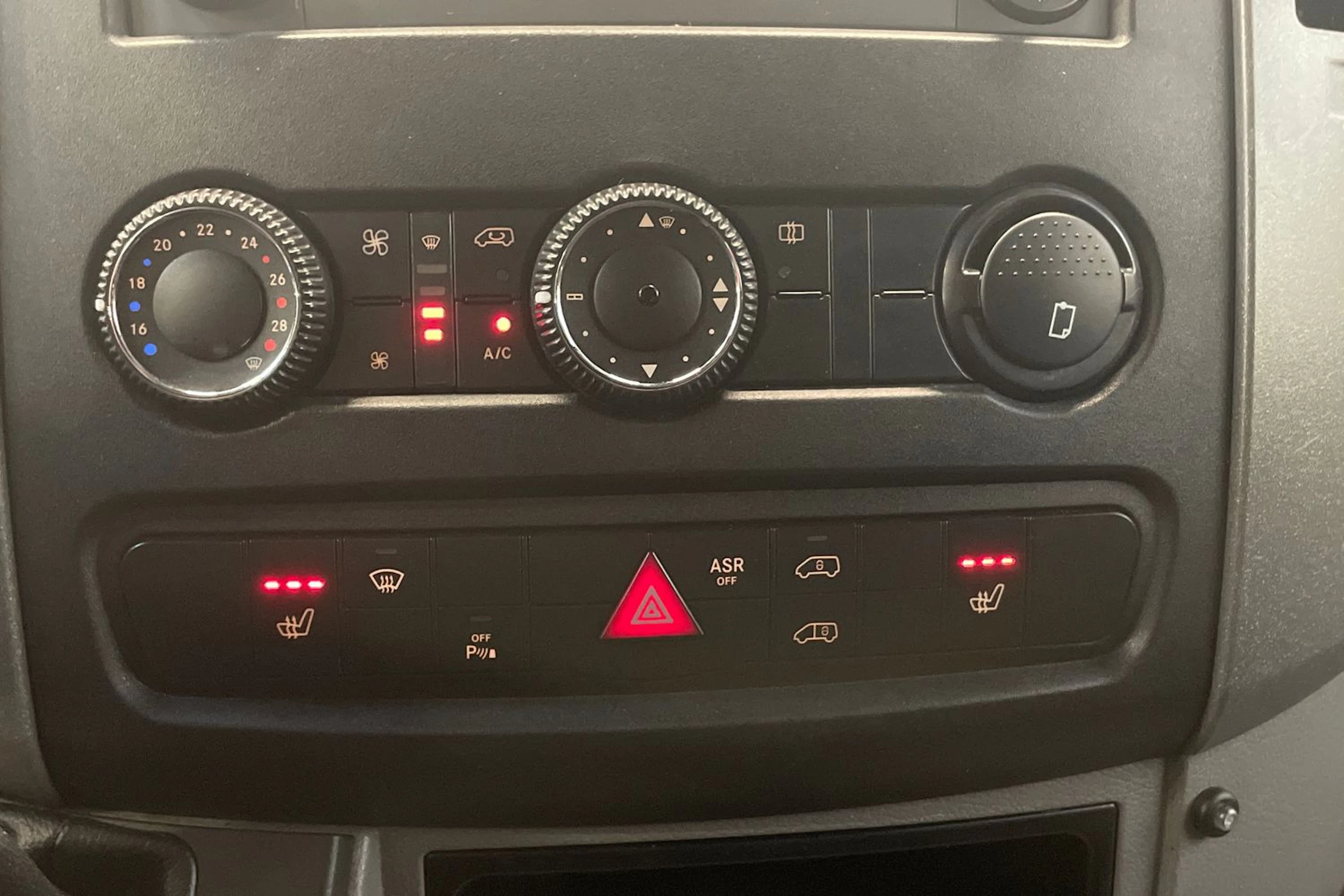 punainen Mercedes-Benz Sprinter 2014 kuva 29.