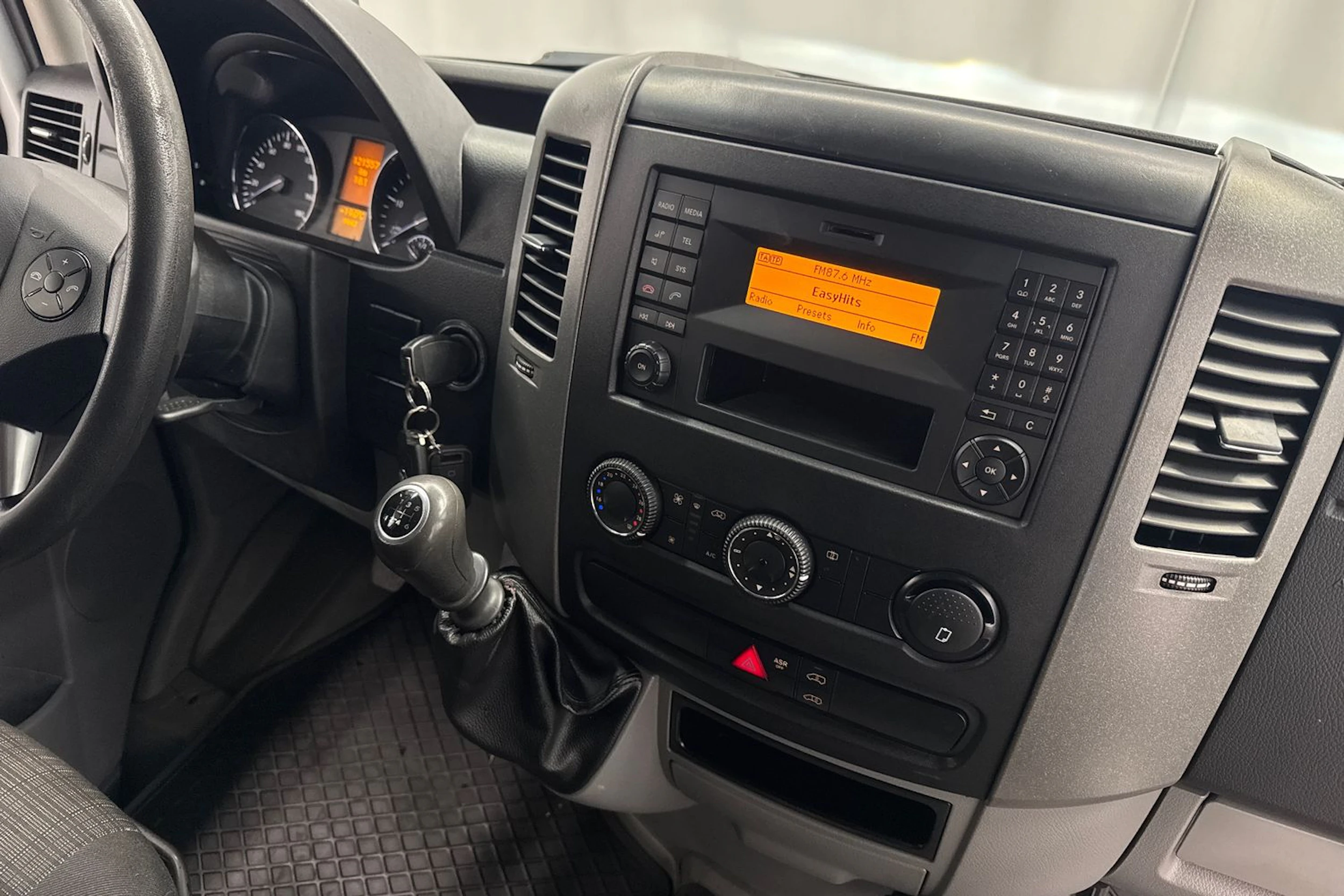 valkoinen Mercedes-Benz Sprinter 2015 kuva 14.
