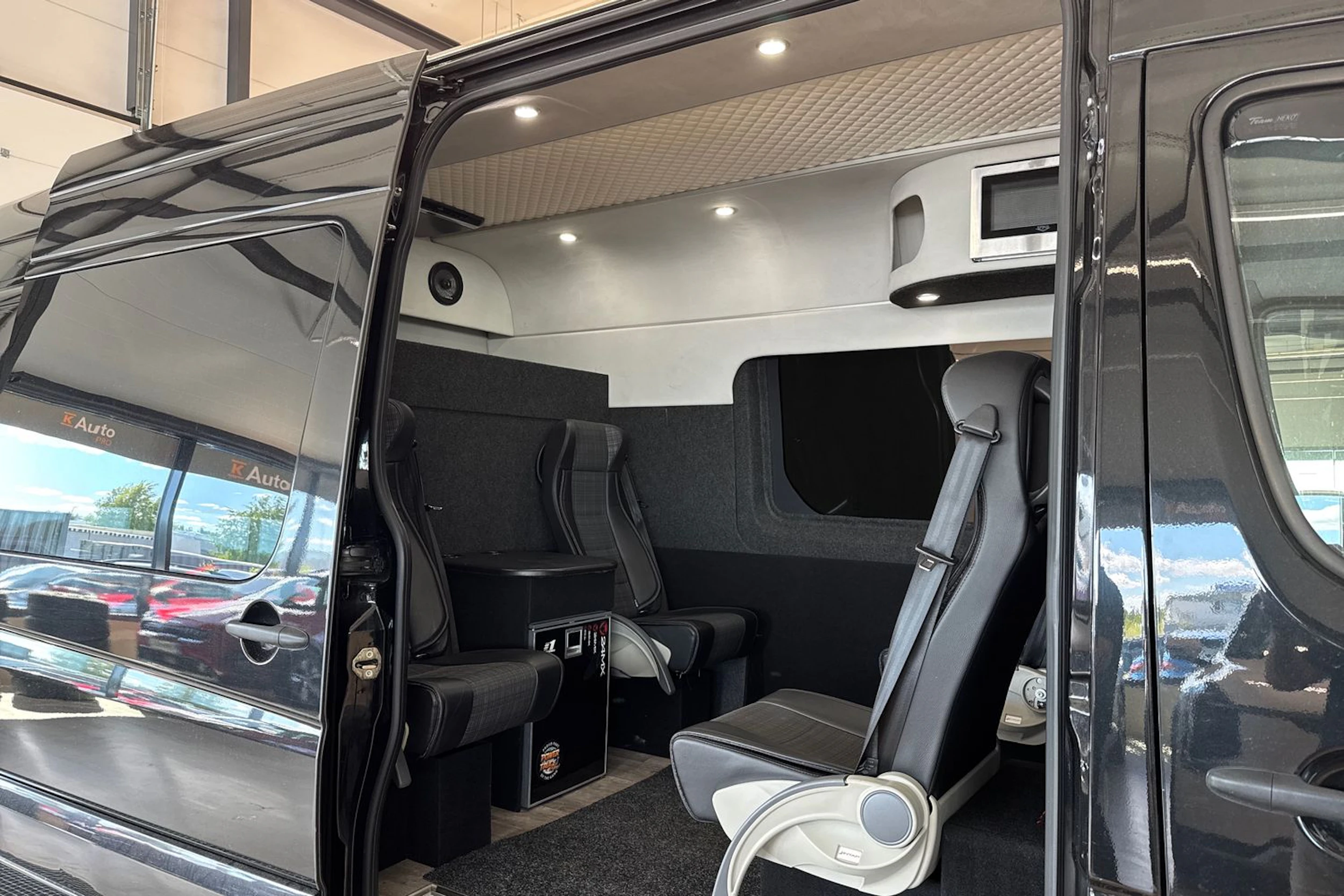 musta Mercedes-Benz Sprinter 2015 kuva 4.