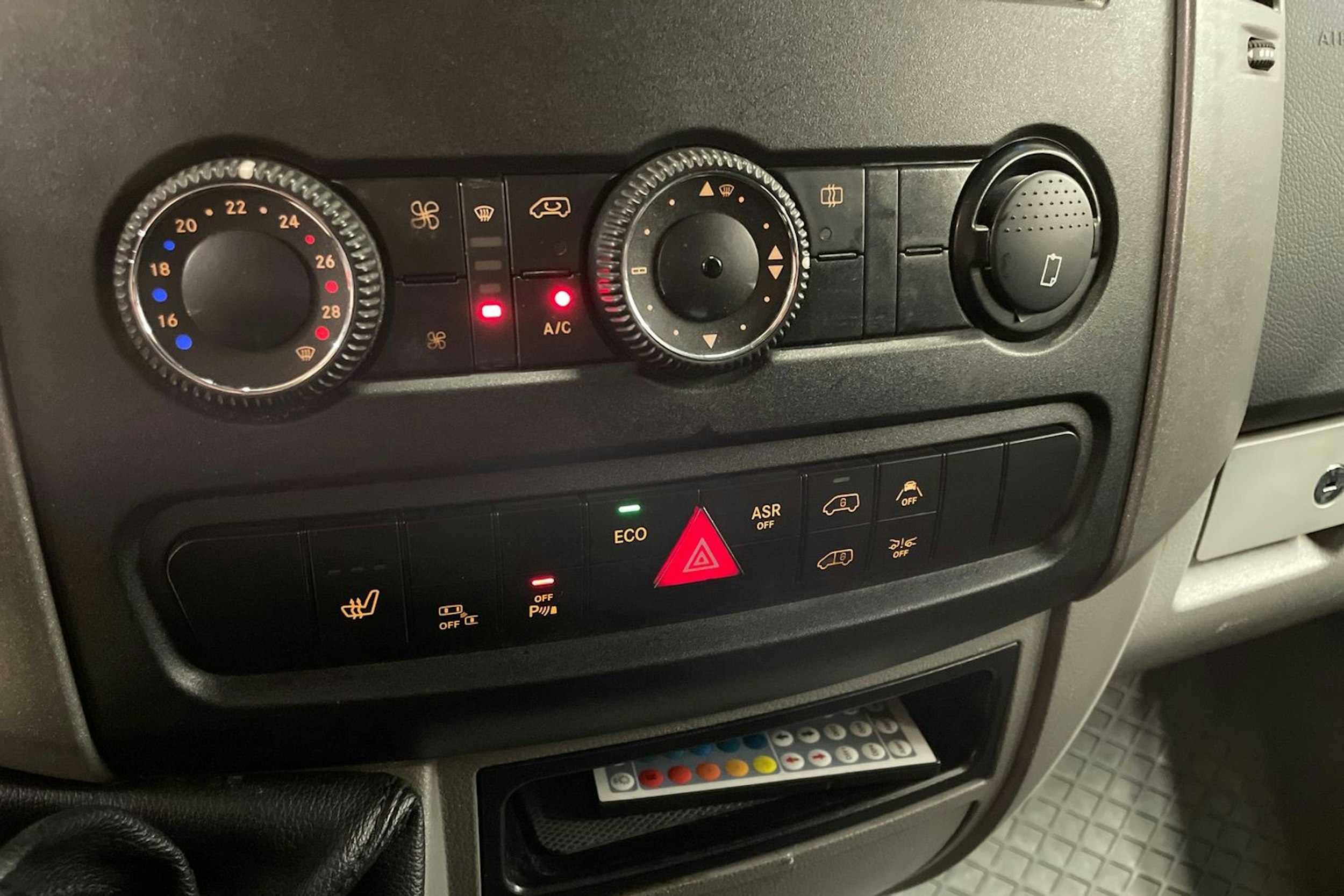 valkoinen Mercedes-Benz Sprinter 2015 kuva 40.