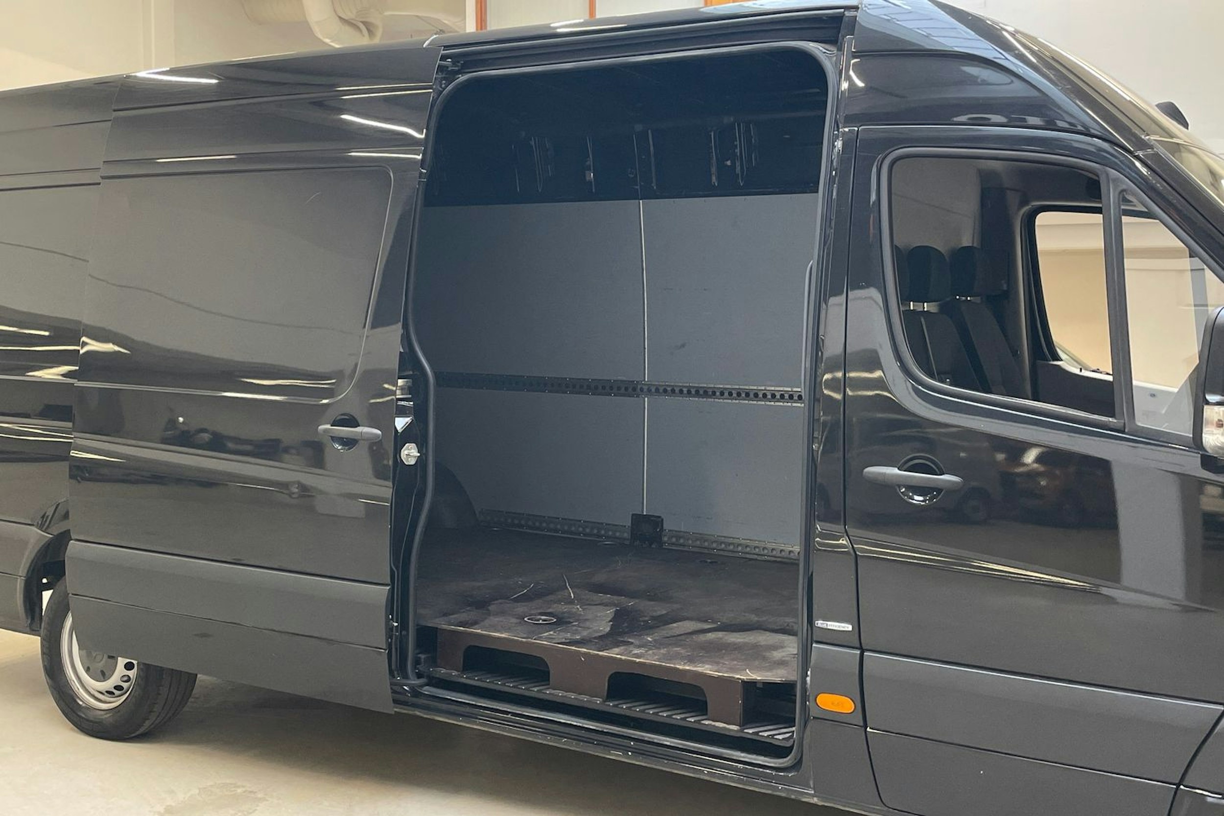 musta Mercedes-Benz Sprinter 2016 kuva 13.