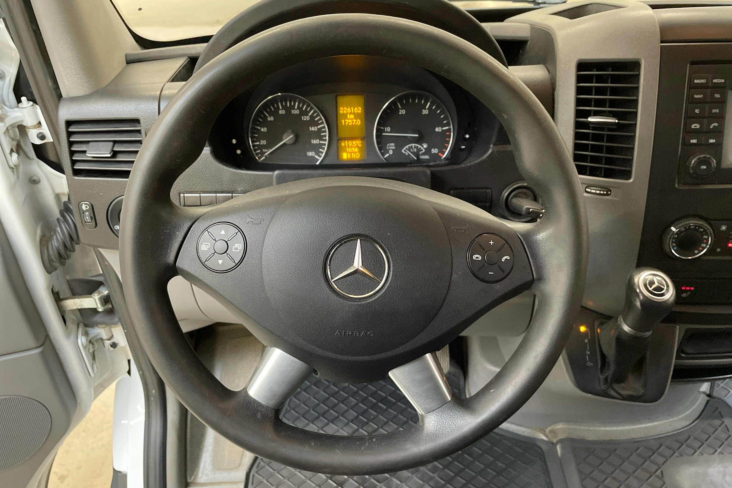 valkoinen Mercedes-Benz Sprinter 2016 kuva 17.