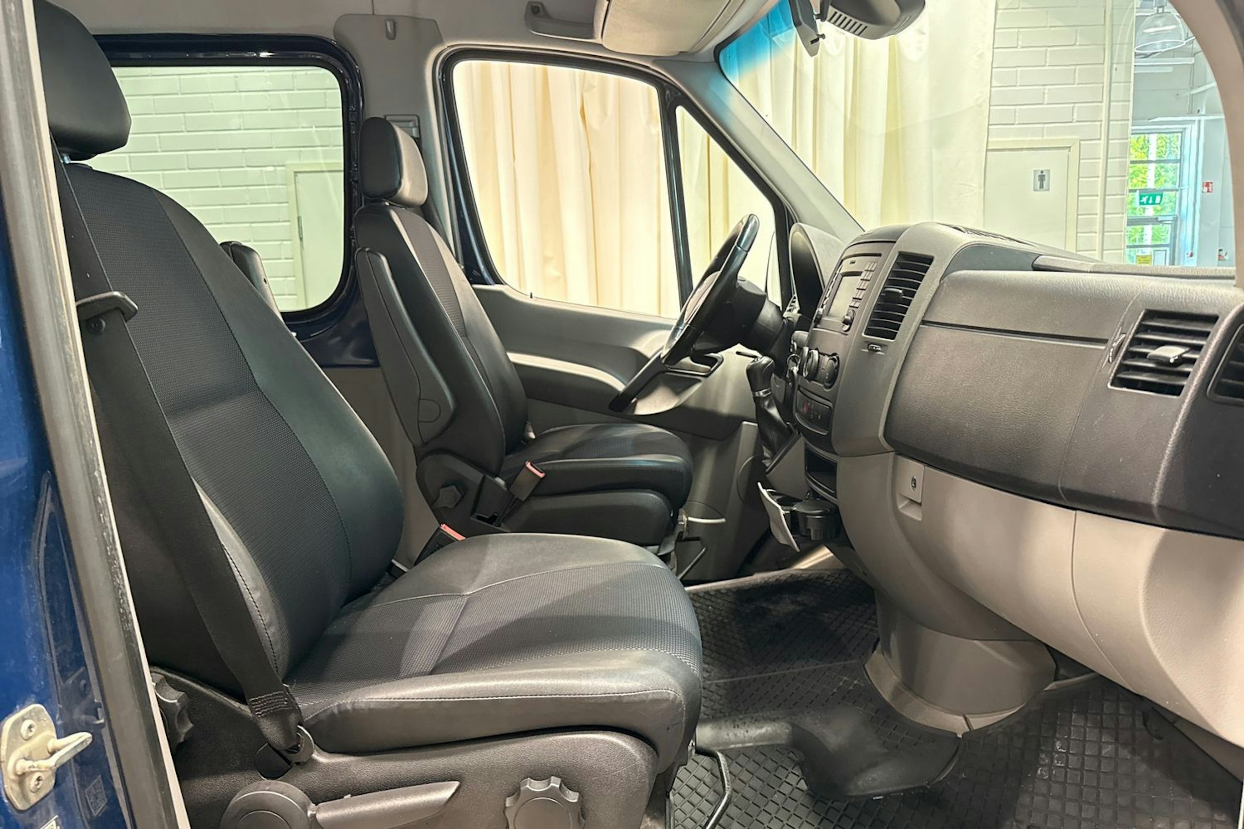 sininen Mercedes-Benz Sprinter 2017 kuva 13.