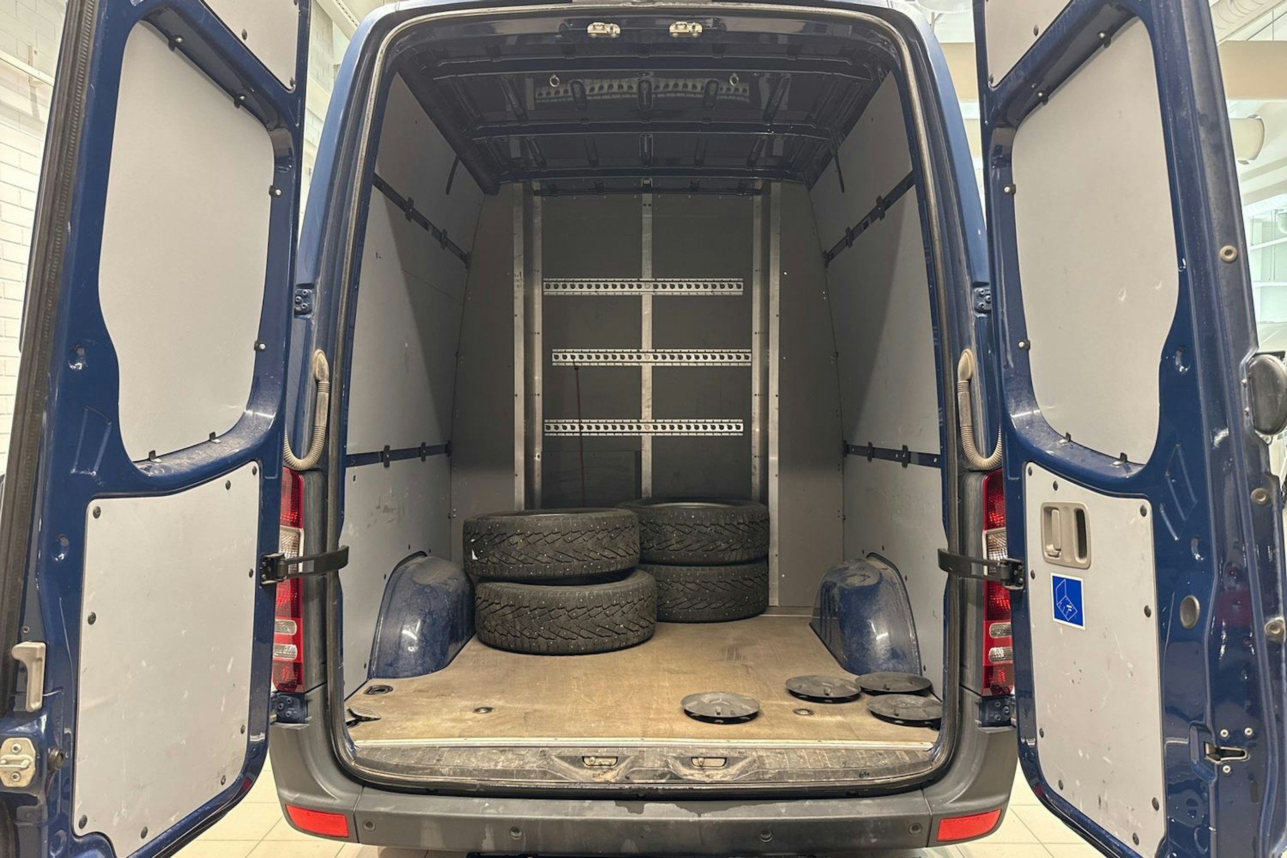 sininen Mercedes-Benz Sprinter 2017 kuva 24.