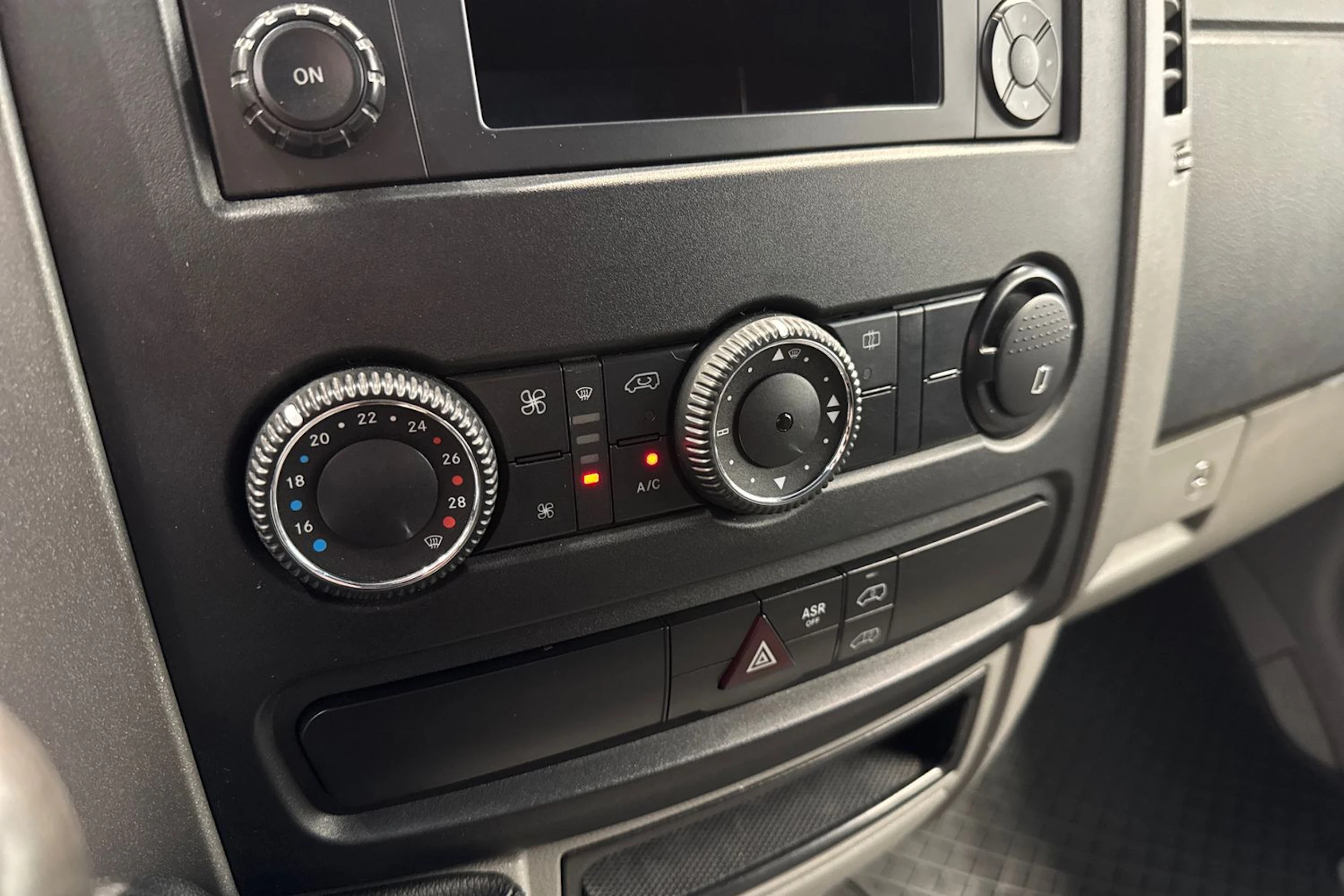 valkoinen Mercedes-Benz Sprinter 2017 kuva 12.