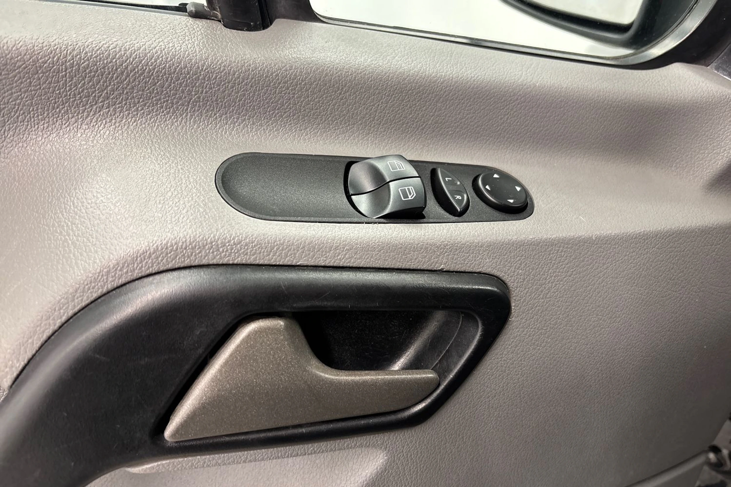 musta Mercedes-Benz Sprinter 2017 kuva 23.