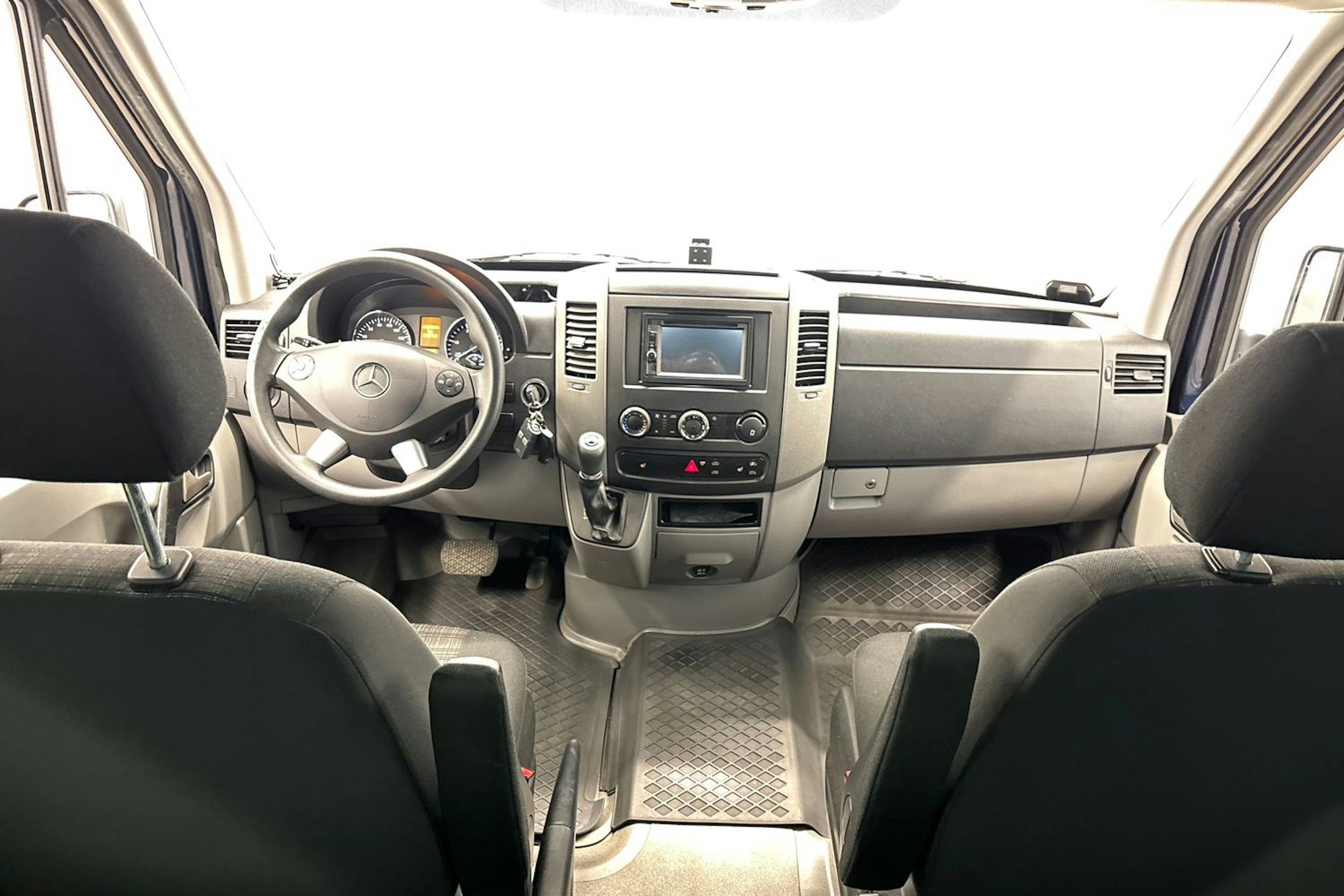 sininen Mercedes-Benz Sprinter 2017 kuva 18.