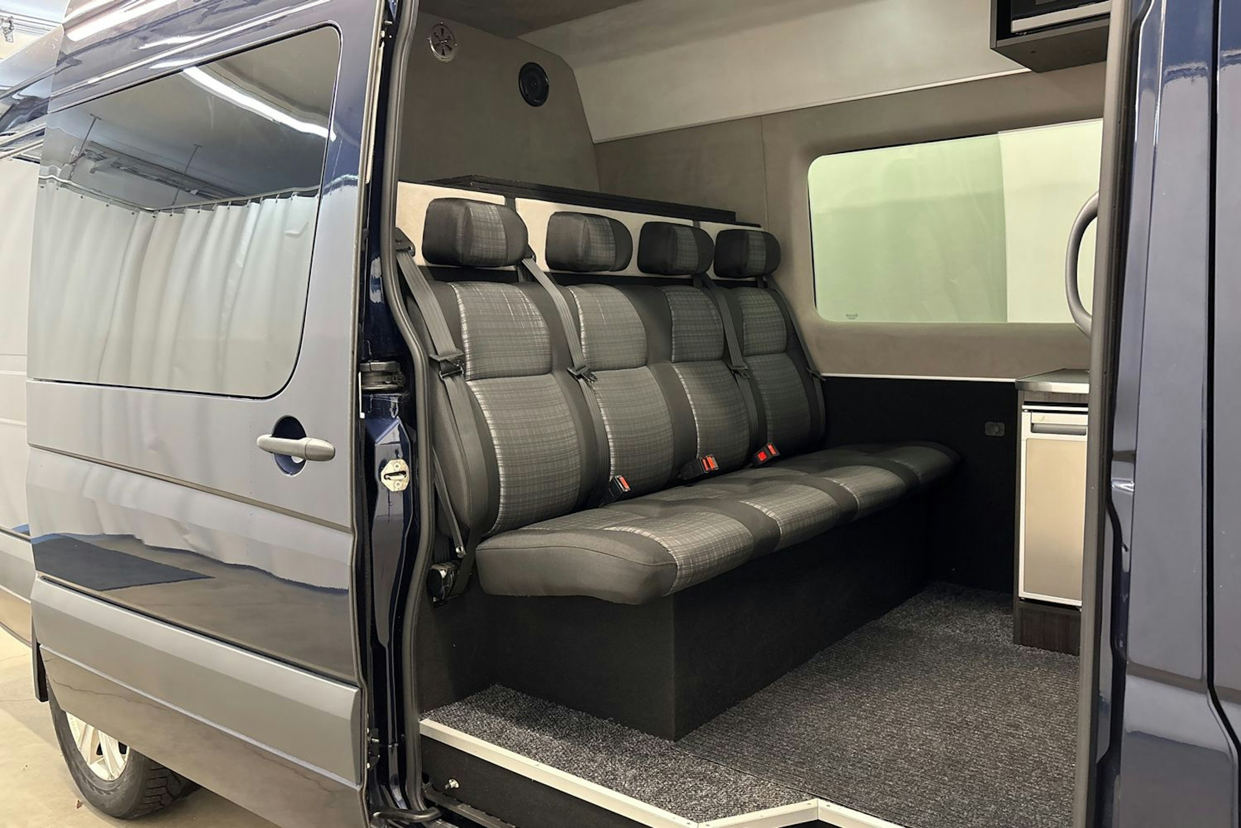 sininen Mercedes-Benz Sprinter 2017 kuva 26.