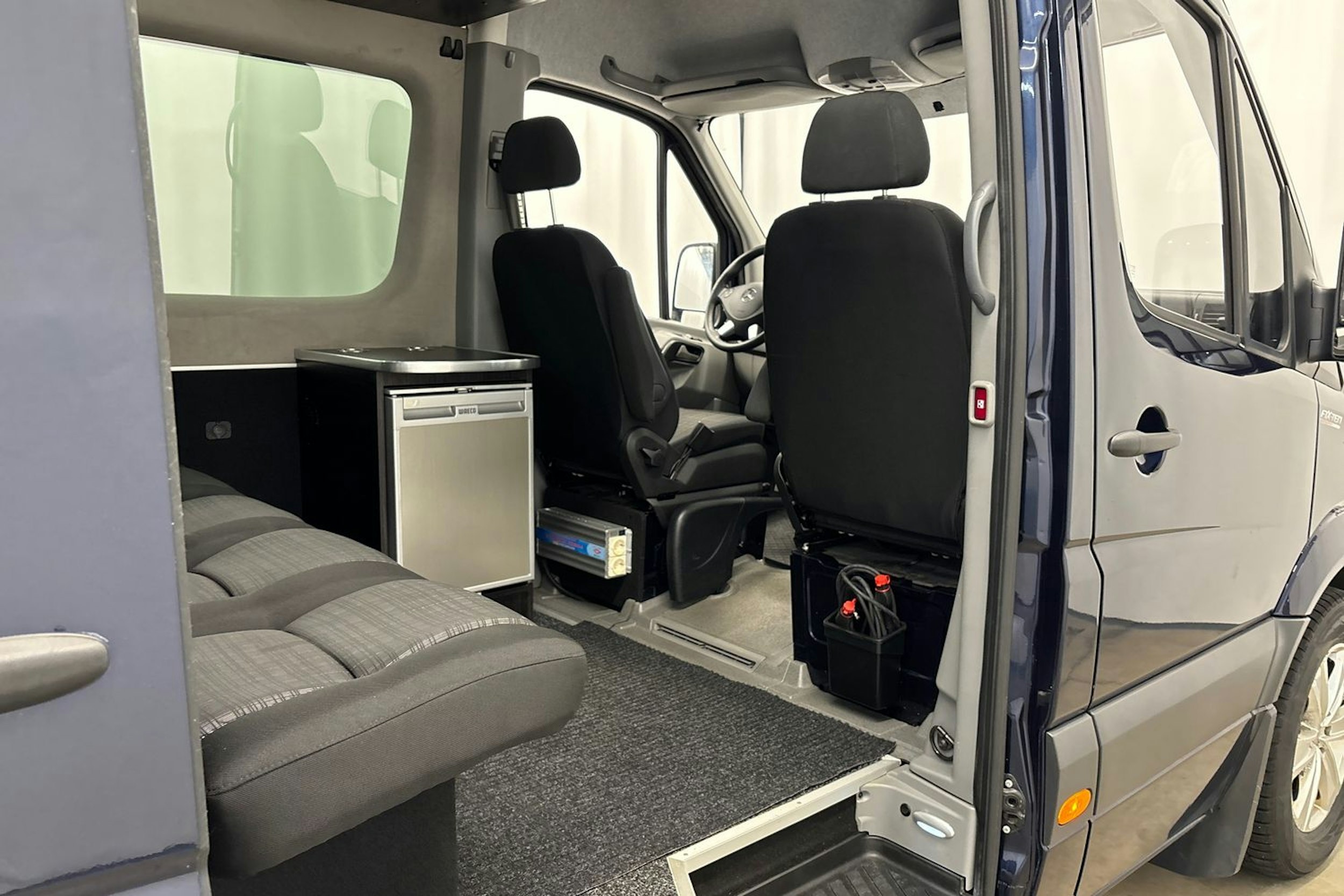 sininen Mercedes-Benz Sprinter 2017 kuva 28.