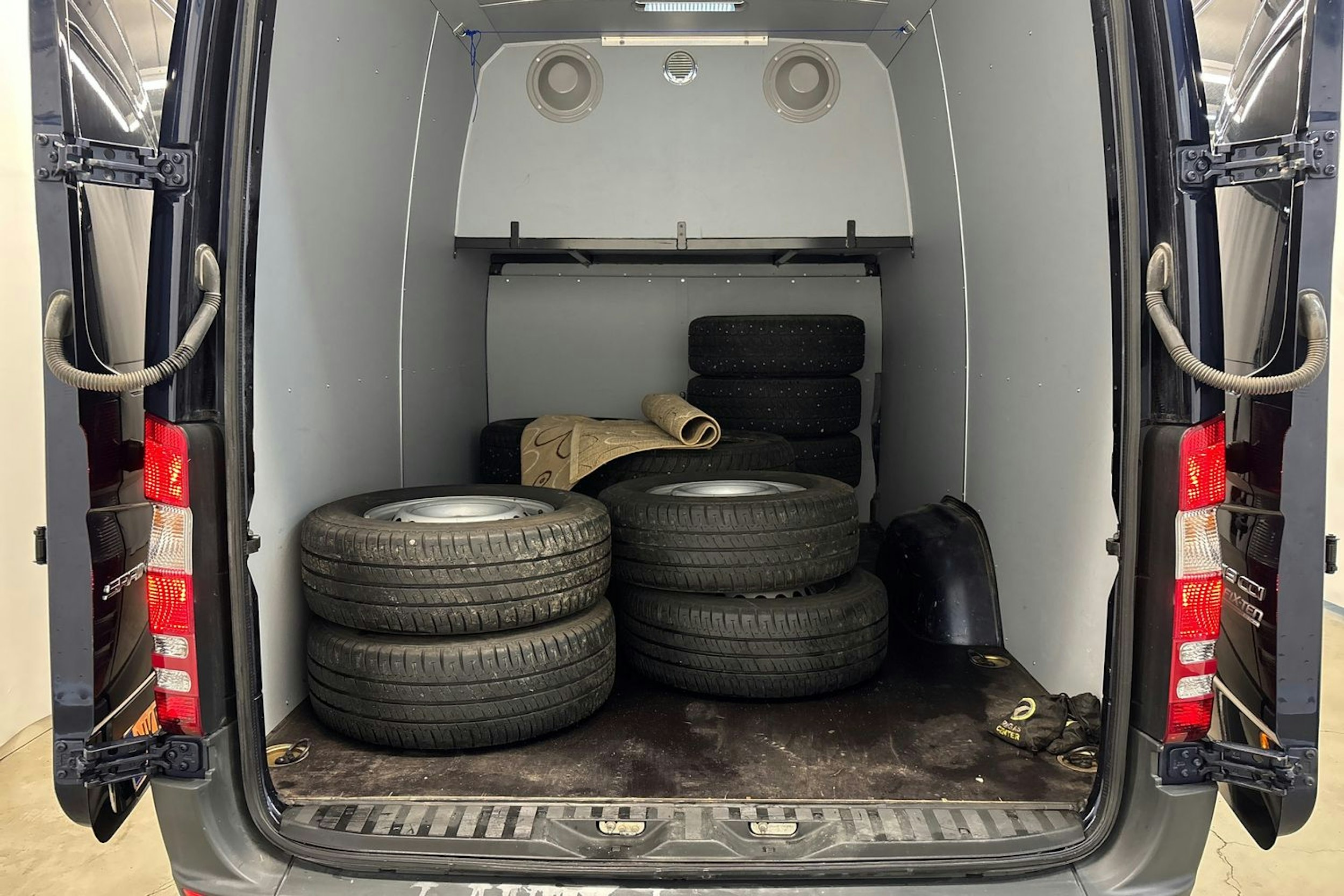 sininen Mercedes-Benz Sprinter 2017 kuva 30.