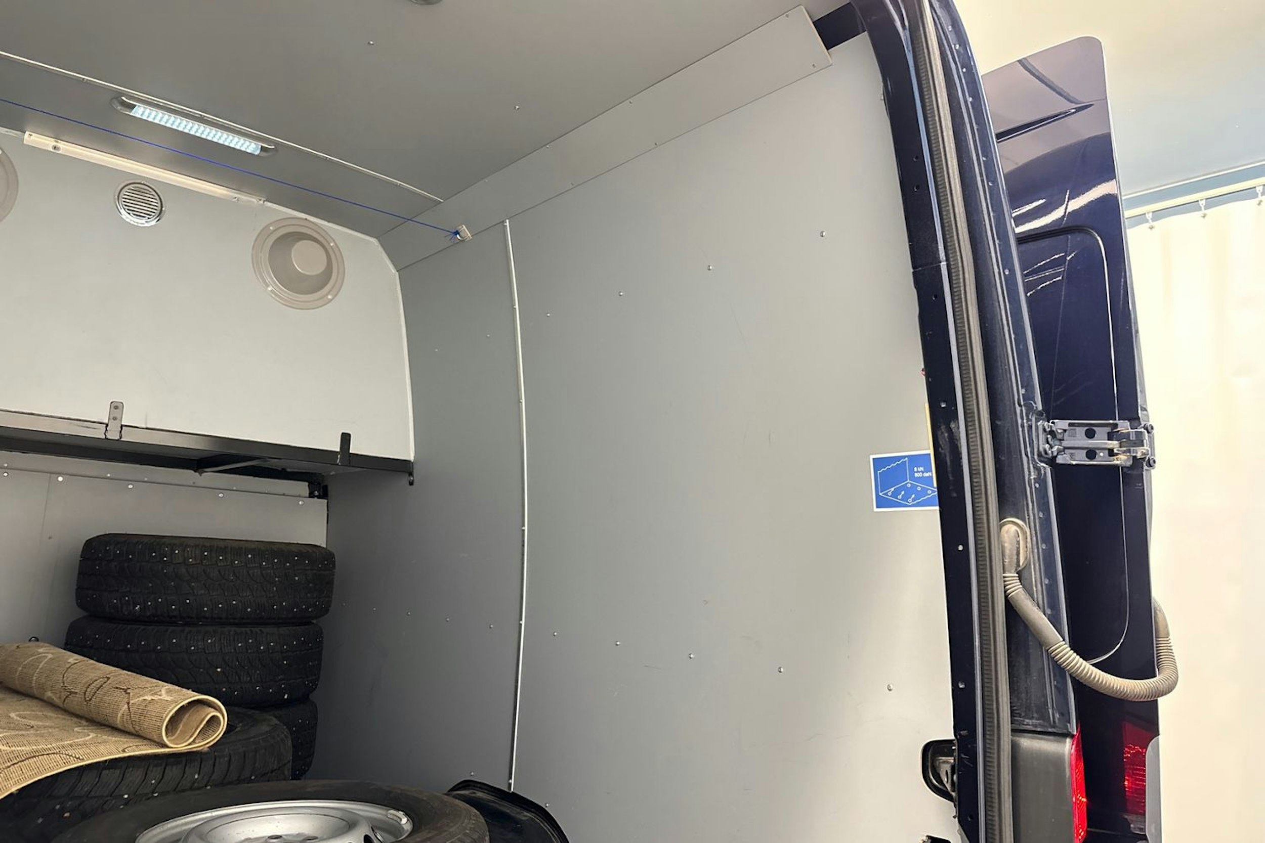sininen Mercedes-Benz Sprinter 2017 kuva 32.