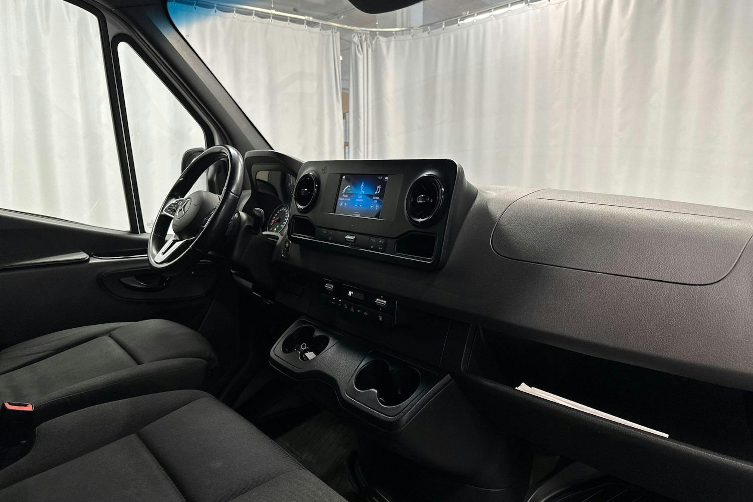 valkoinen Mercedes-Benz Sprinter 2018 kuva 13.