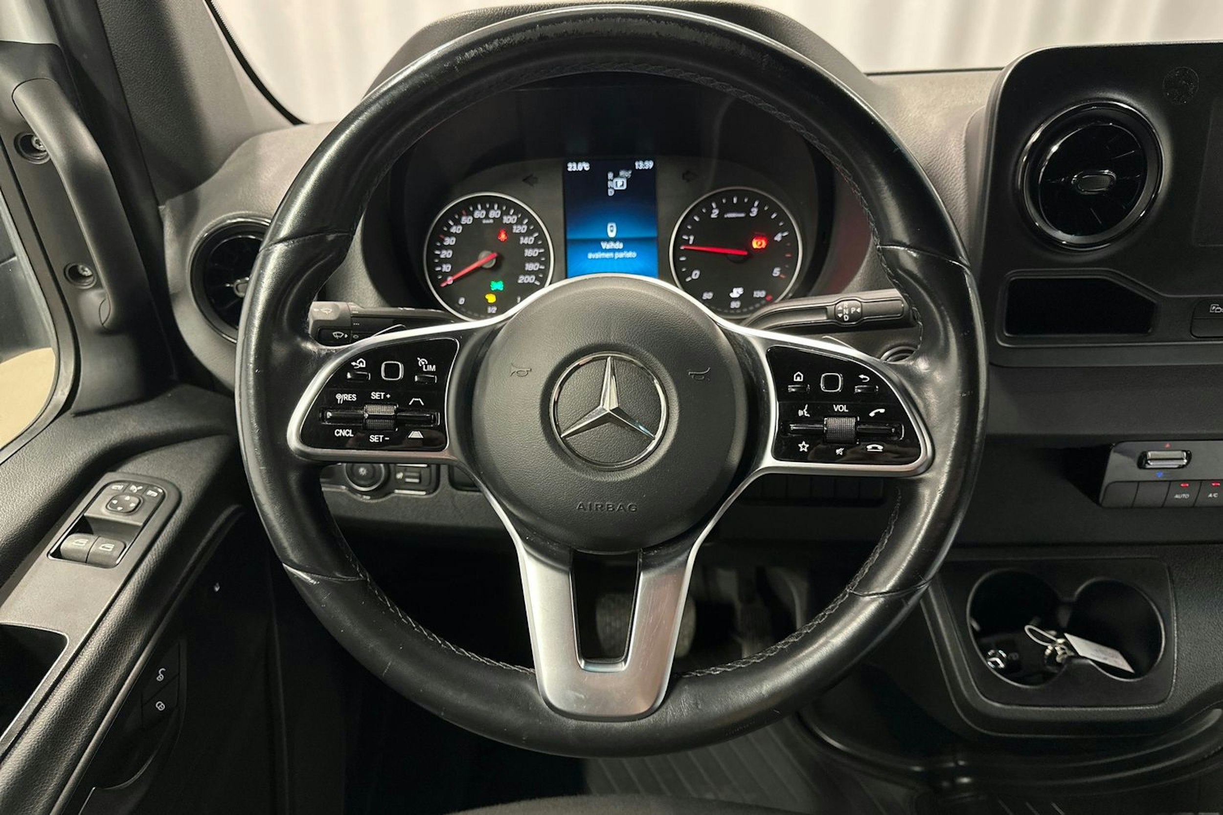 valkoinen Mercedes-Benz Sprinter 2018 kuva 15.