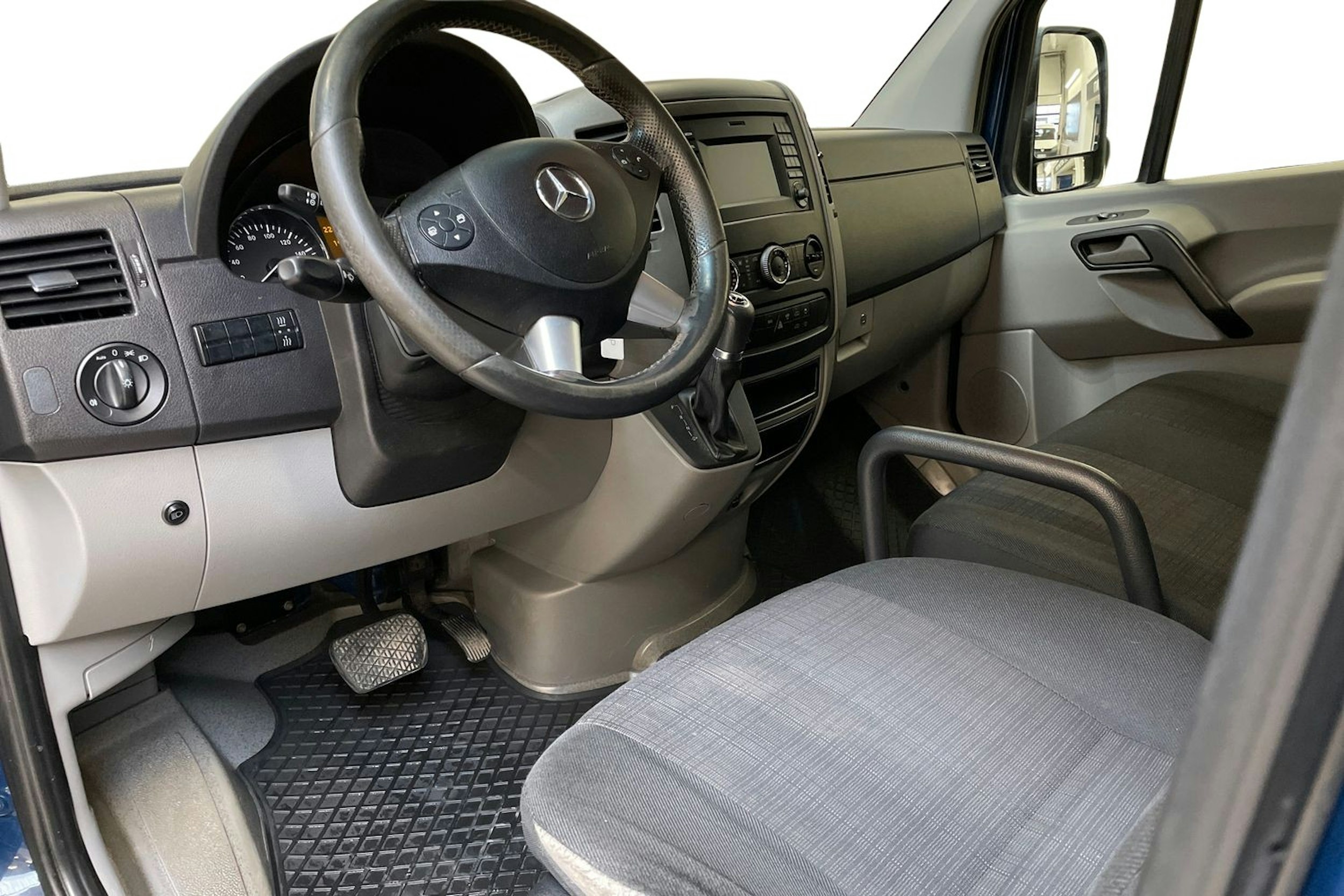 sininen Mercedes-Benz Sprinter 2018 kuva 7.
