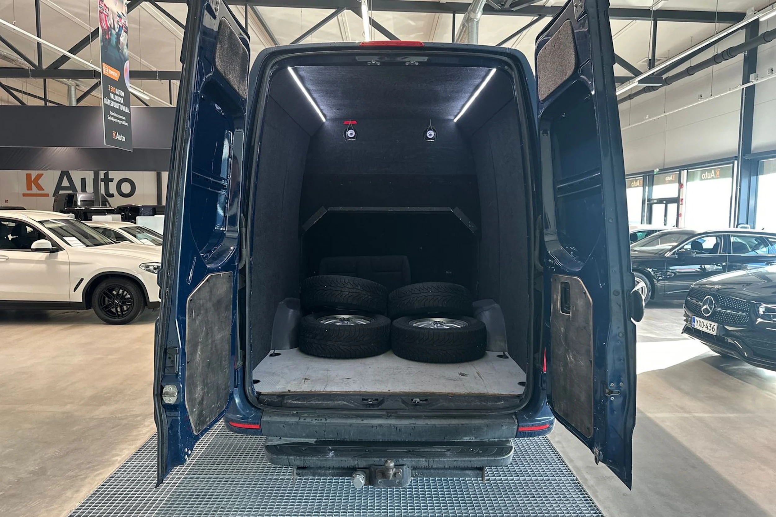 sininen Mercedes-Benz Sprinter 2018 kuva 8.