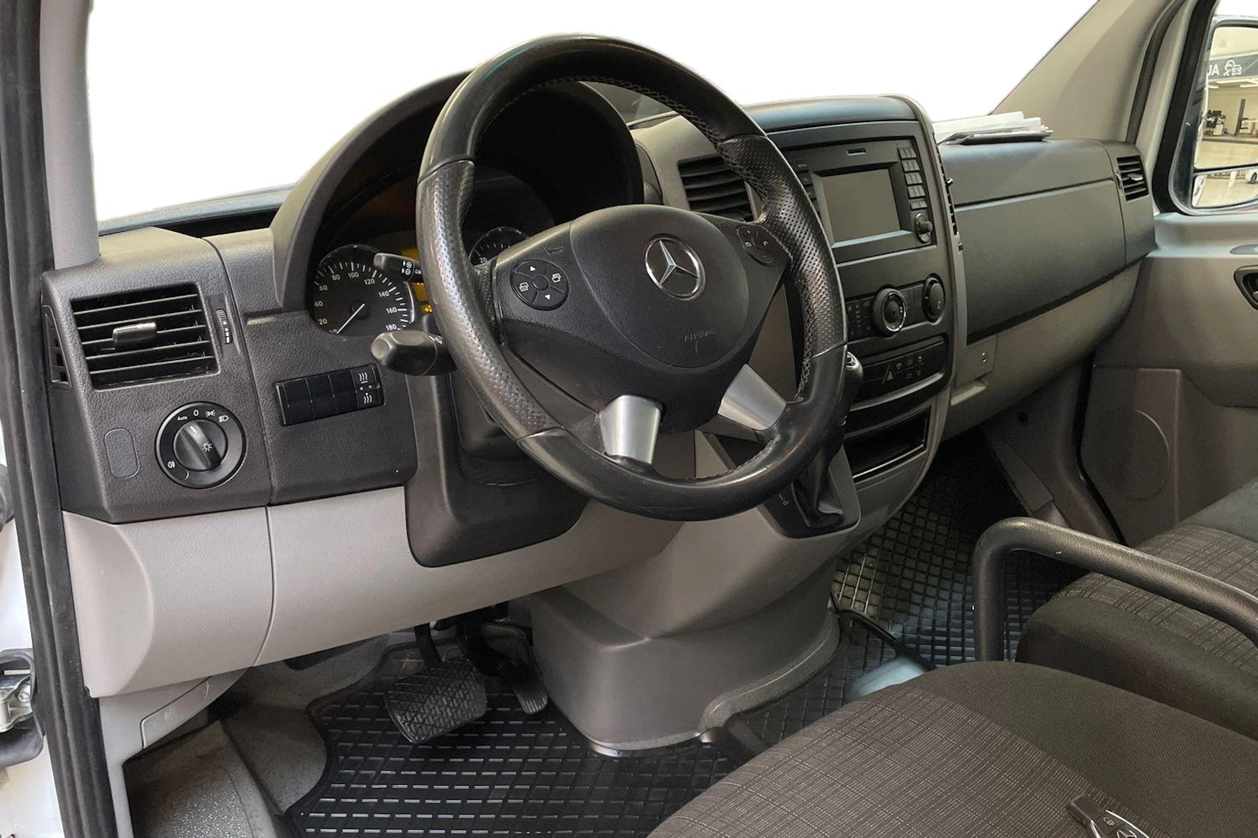 valkoinen Mercedes-Benz Sprinter 2018 kuva 8.