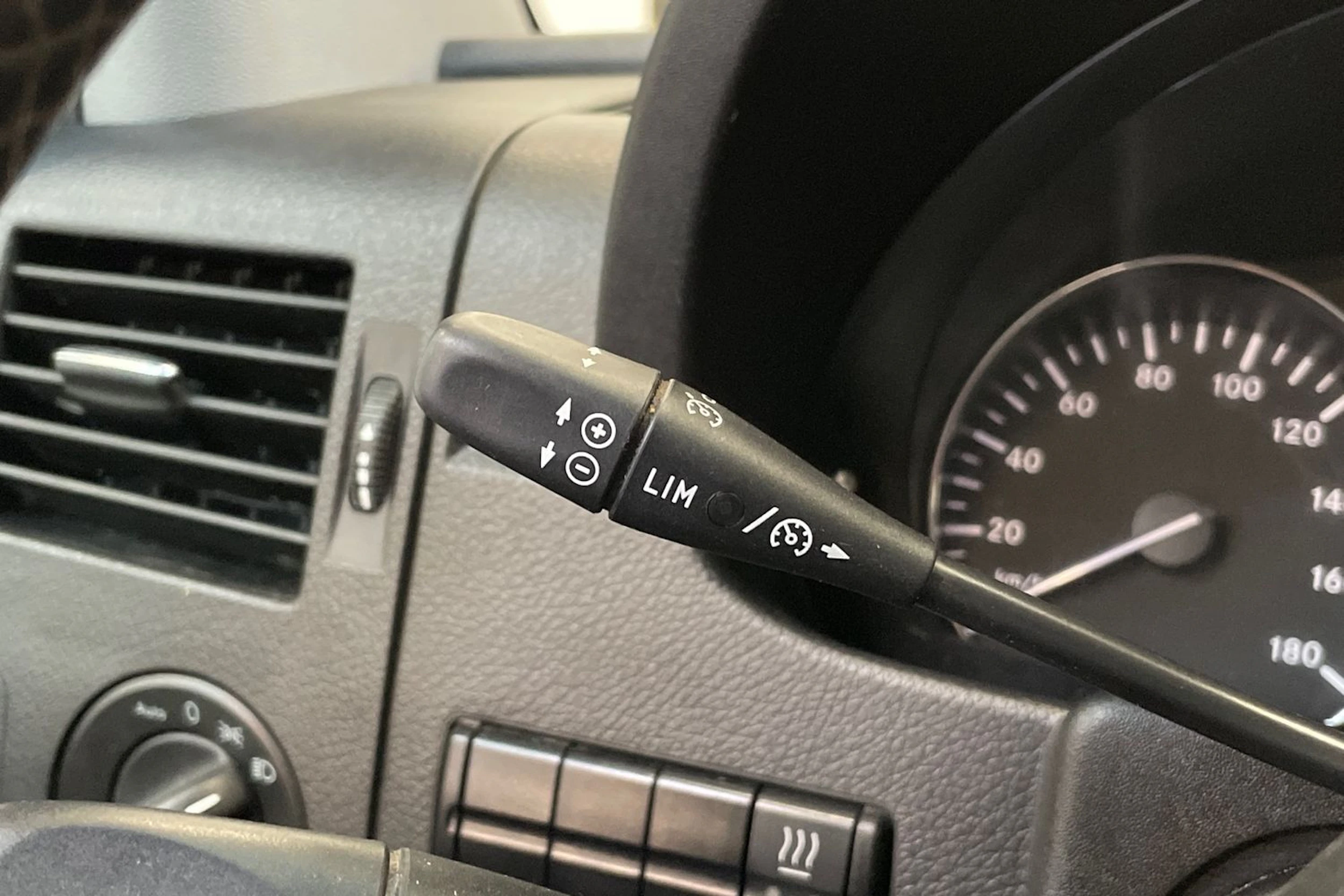 valkoinen Mercedes-Benz Sprinter 2018 kuva 19.