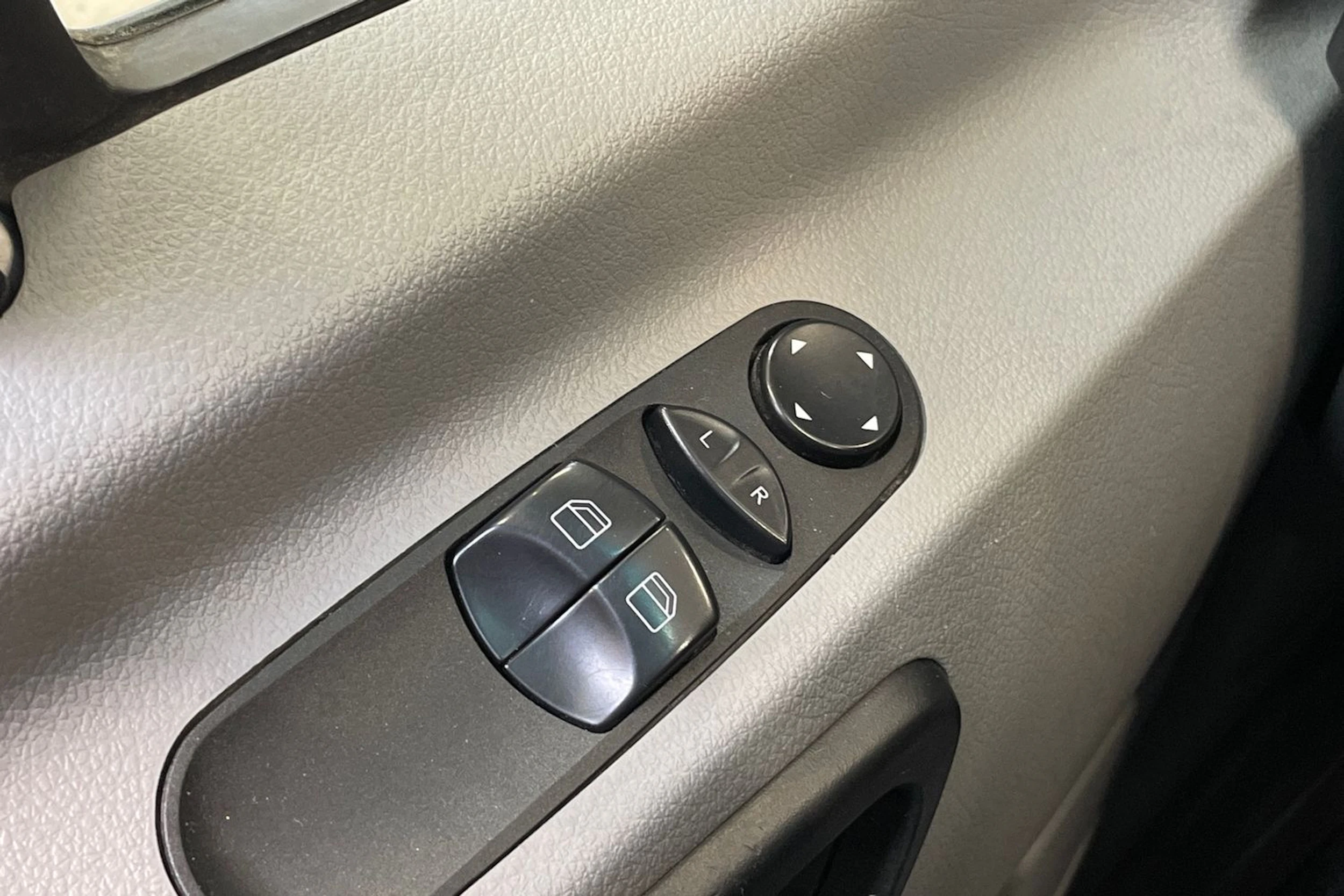 valkoinen Mercedes-Benz Sprinter 2018 kuva 25.