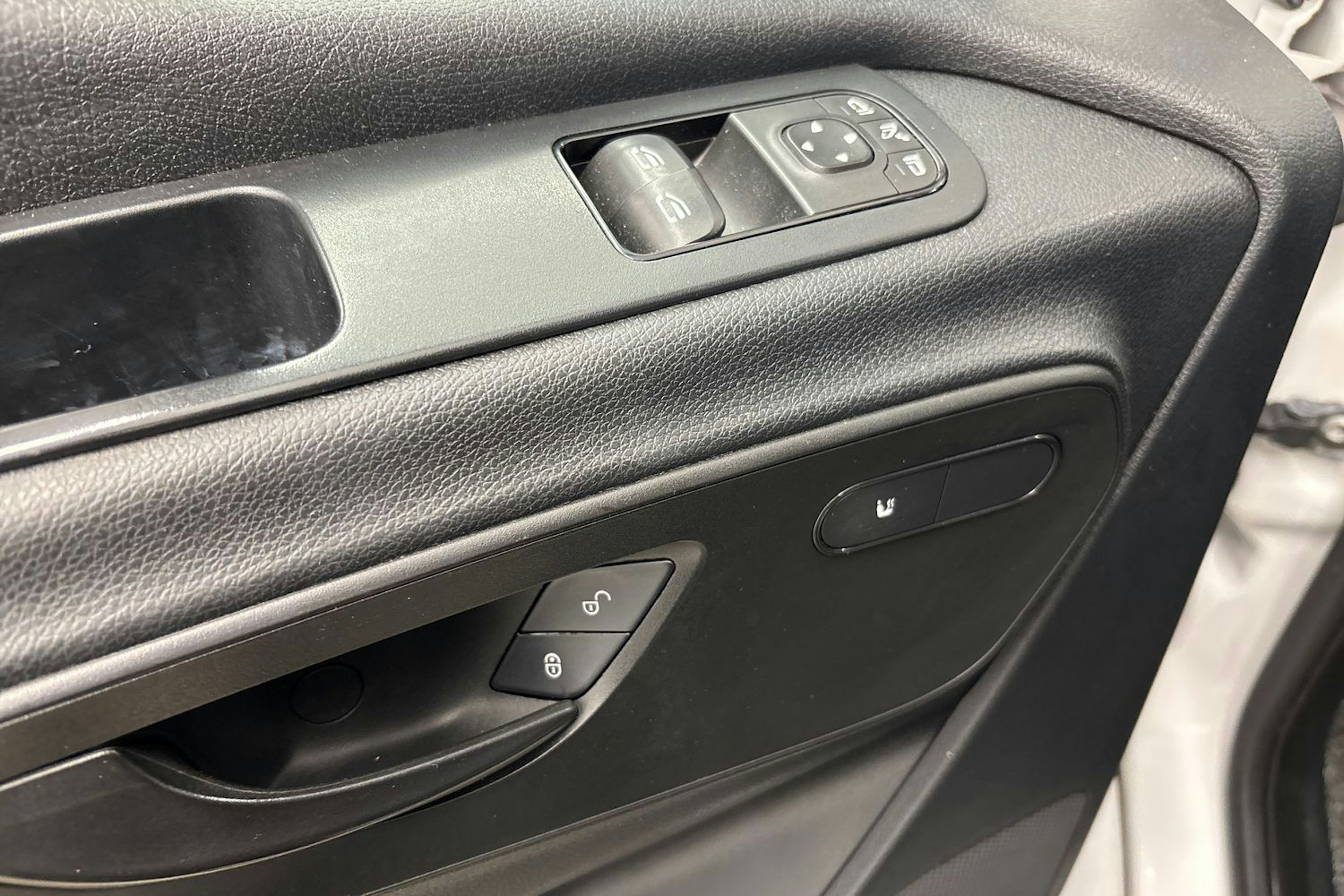 valkoinen Mercedes-Benz Sprinter 2018 kuva 21.