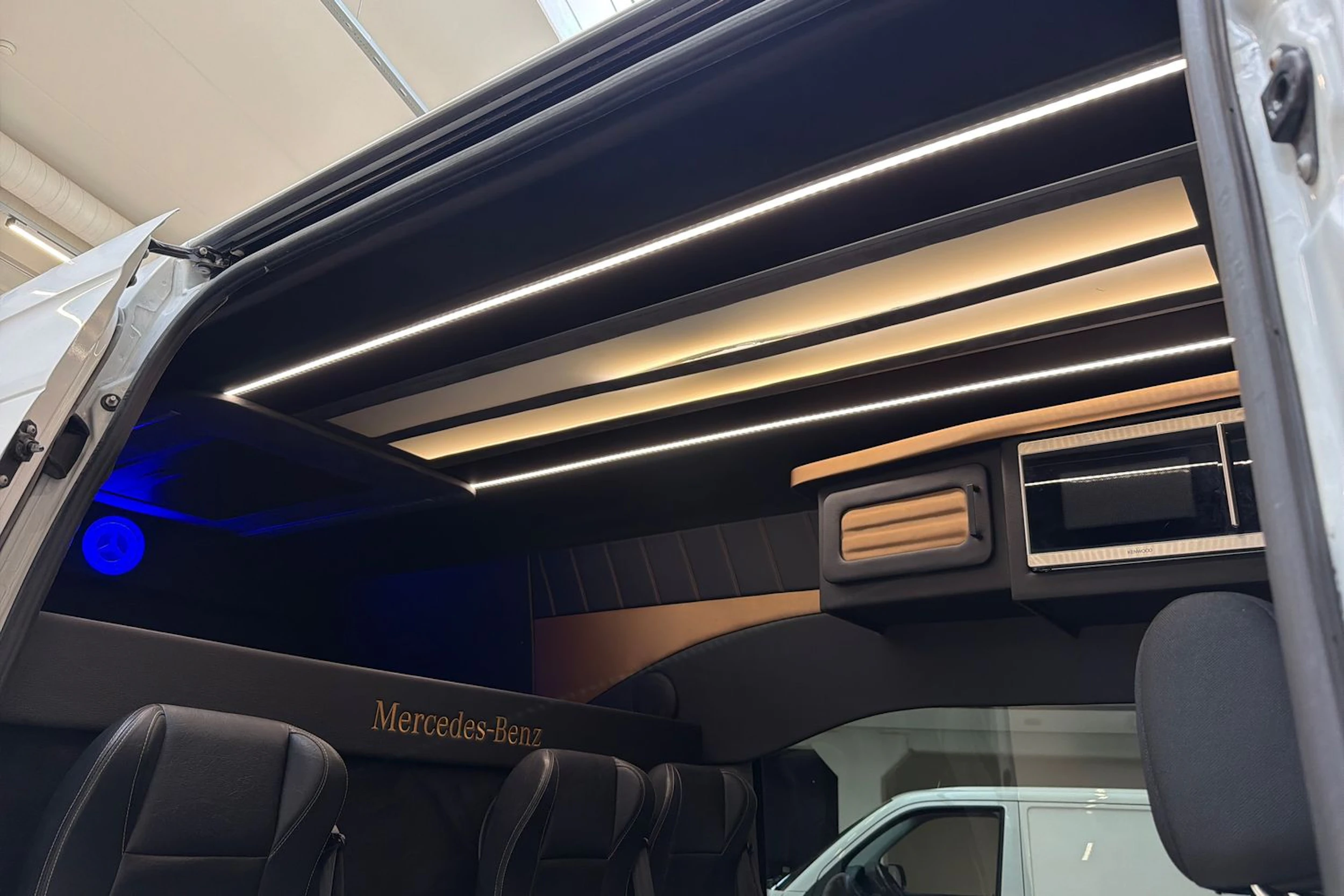 valkoinen Mercedes-Benz Sprinter 2018 kuva 15.