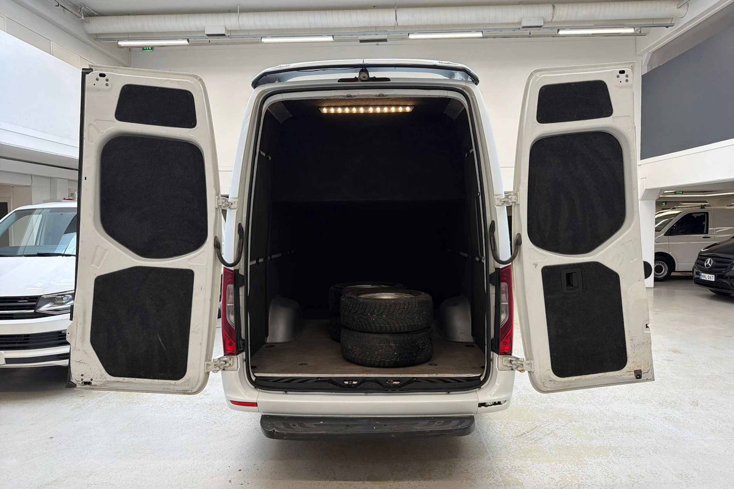 valkoinen Mercedes-Benz Sprinter 2018 kuva 21.