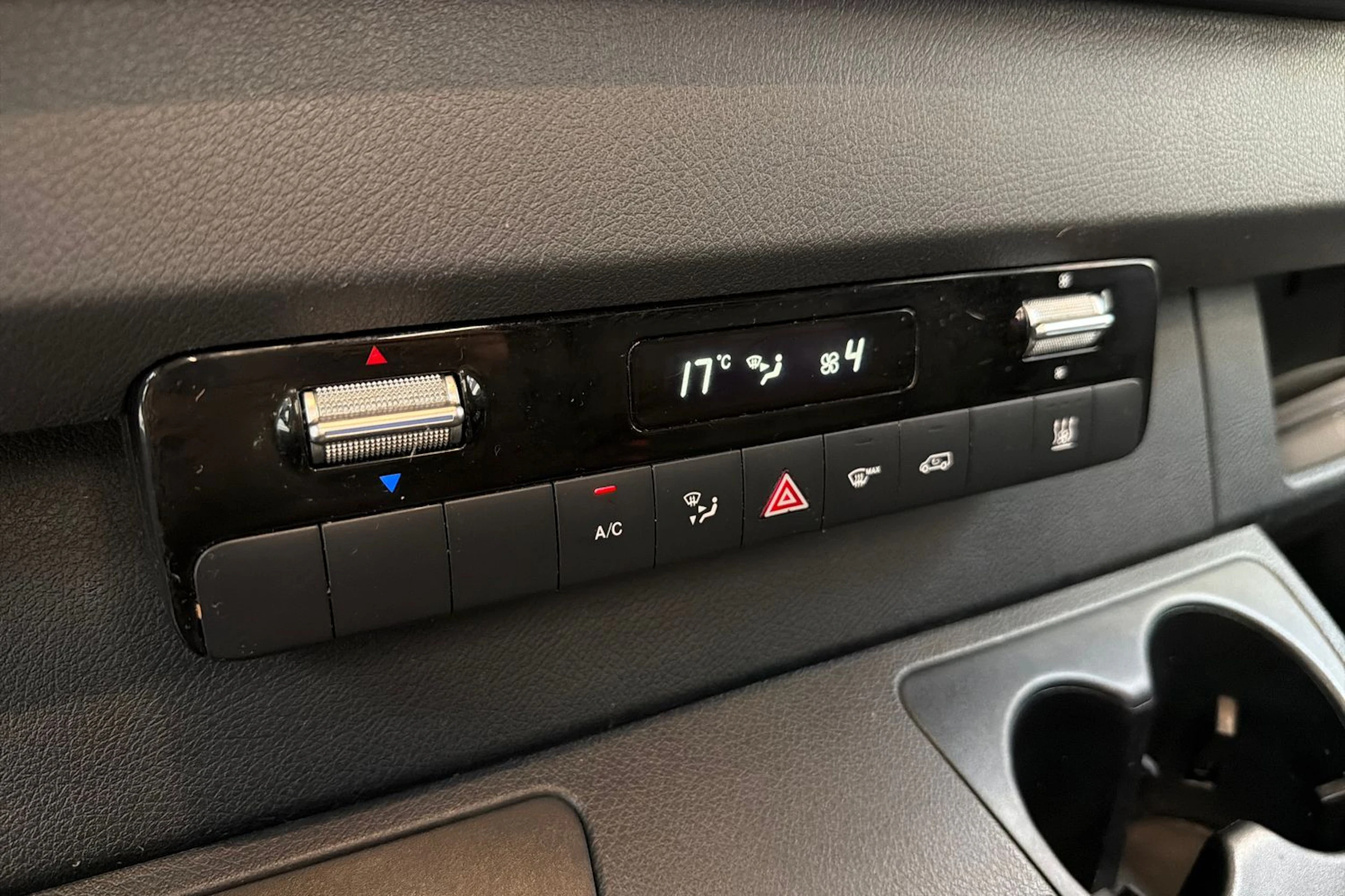 valkoinen Mercedes-Benz Sprinter 2018 kuva 27.