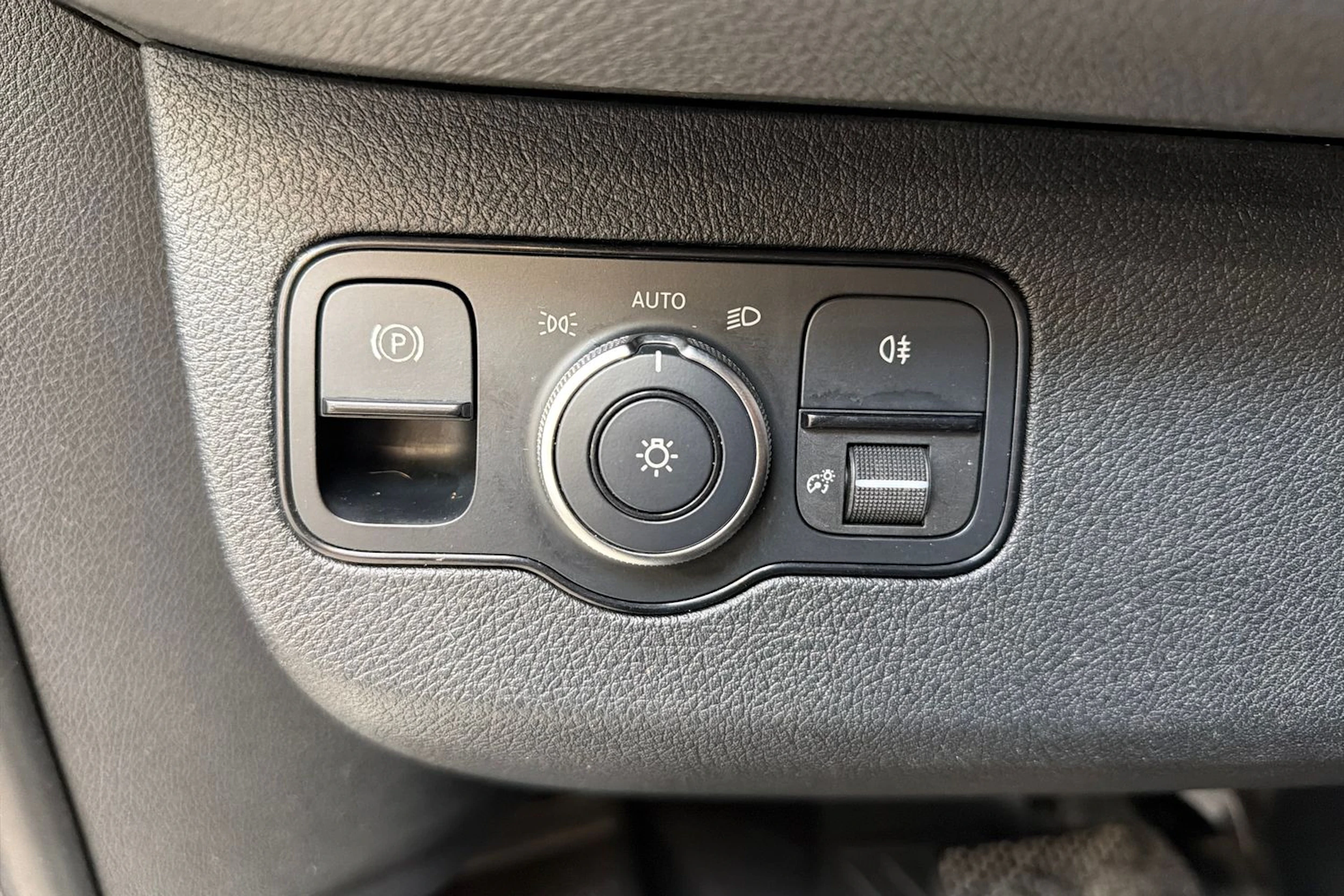 valkoinen Mercedes-Benz Sprinter 2018 kuva 32.