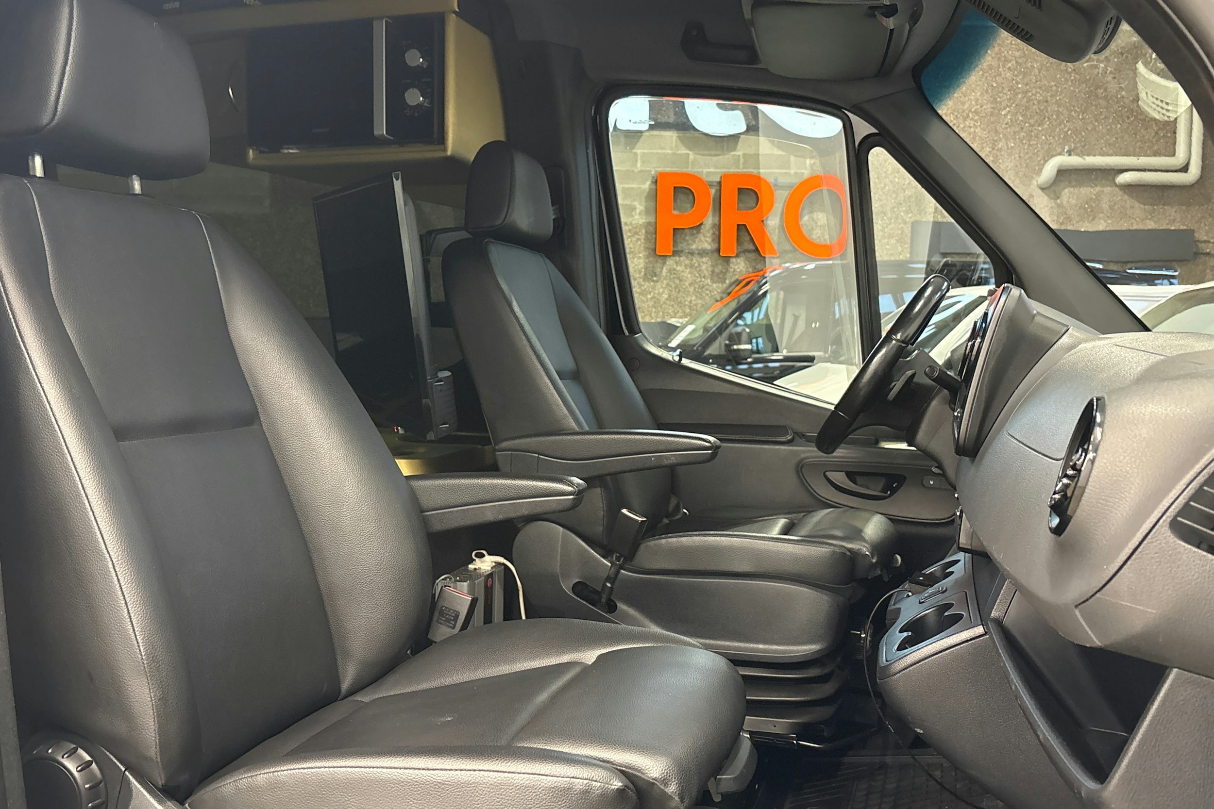 met. musta Mercedes-Benz Sprinter 2018 kuva 14.