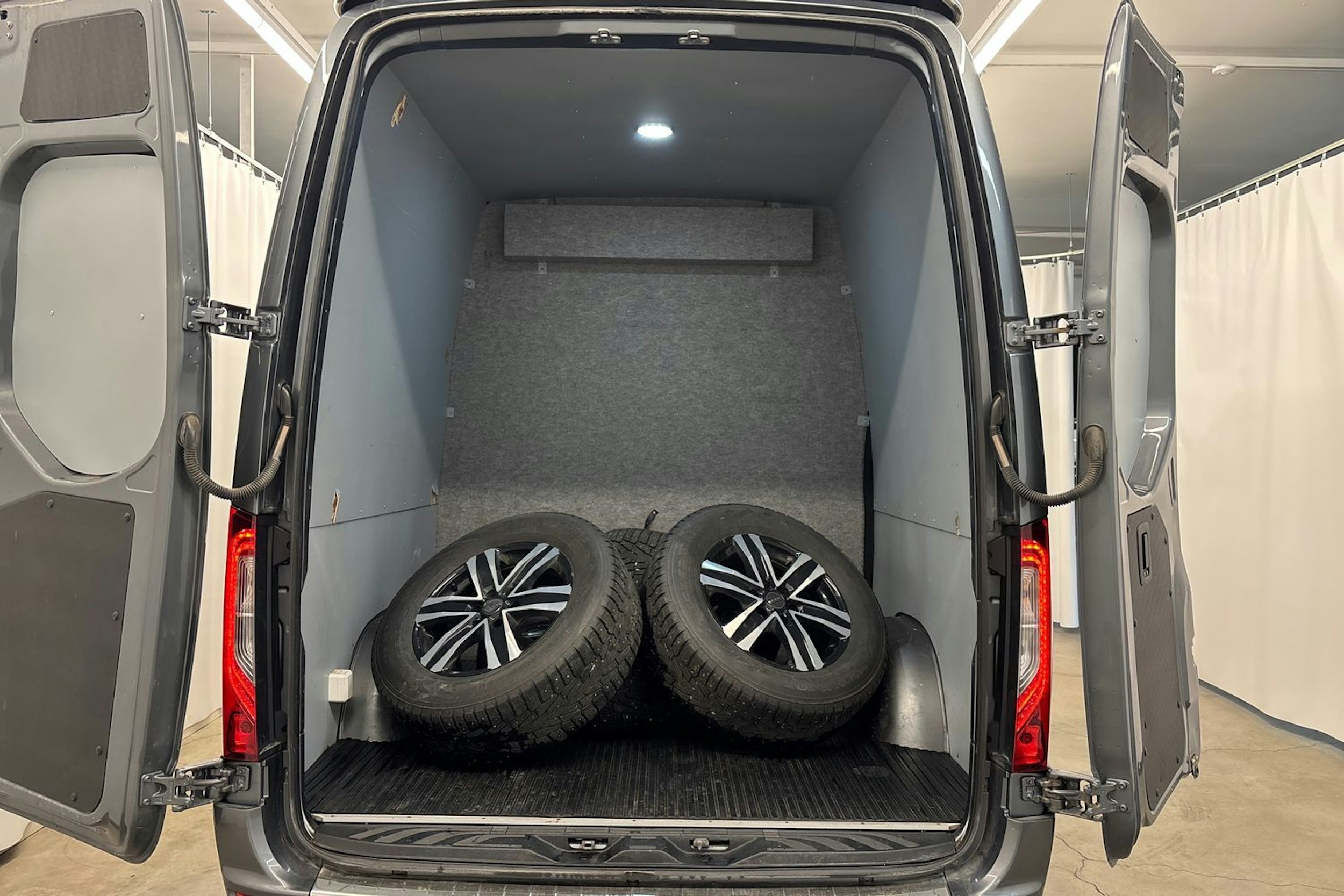harmaa Mercedes-Benz Sprinter 2018 kuva 13.