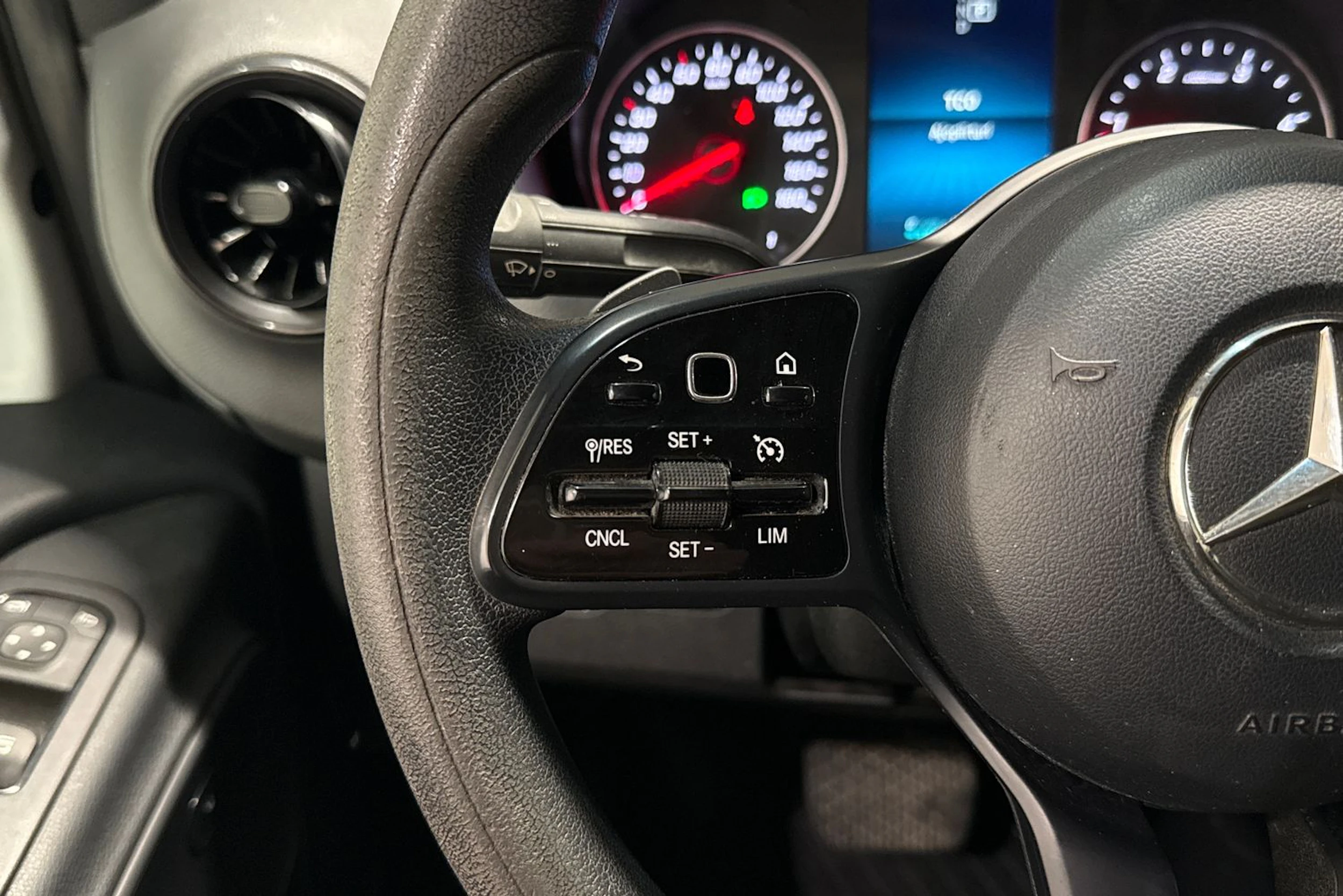 valkoinen Mercedes-Benz Sprinter 2018 kuva 24.