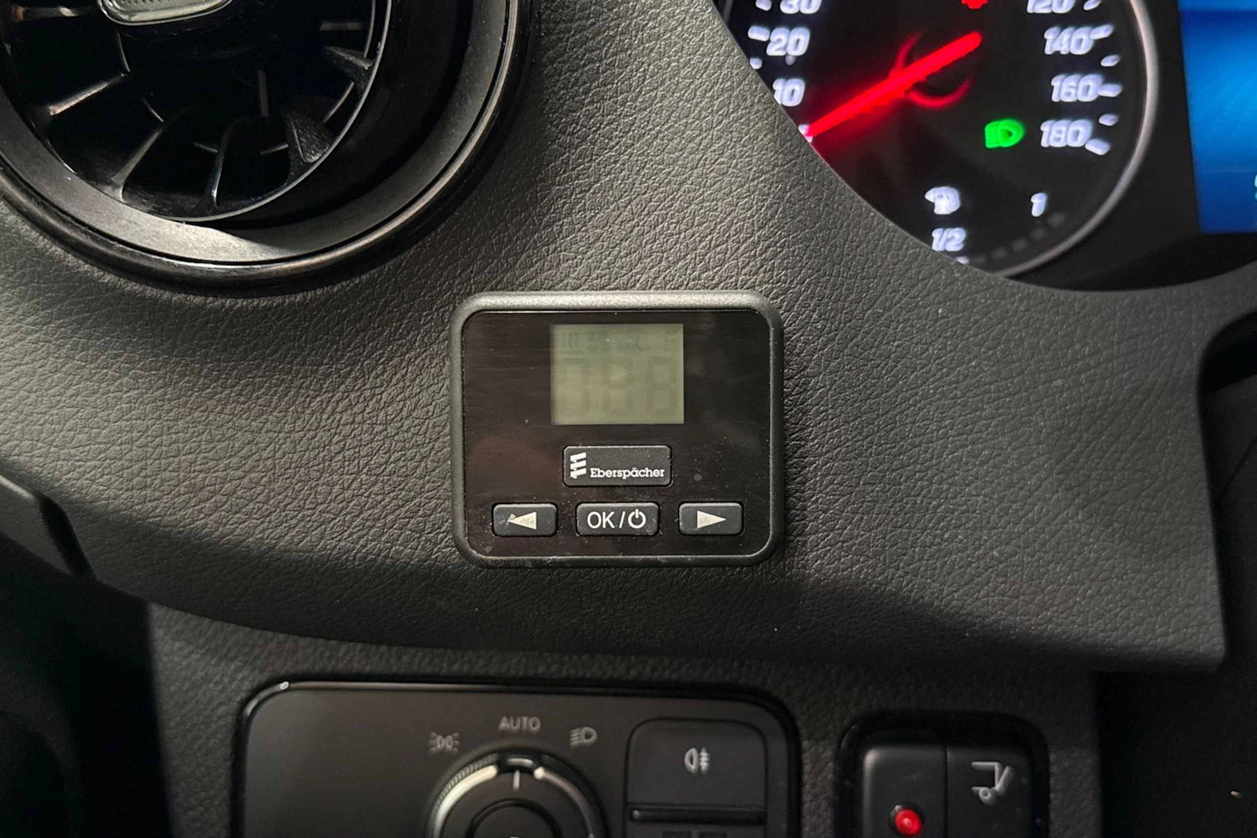 valkoinen Mercedes-Benz Sprinter 2018 kuva 26.