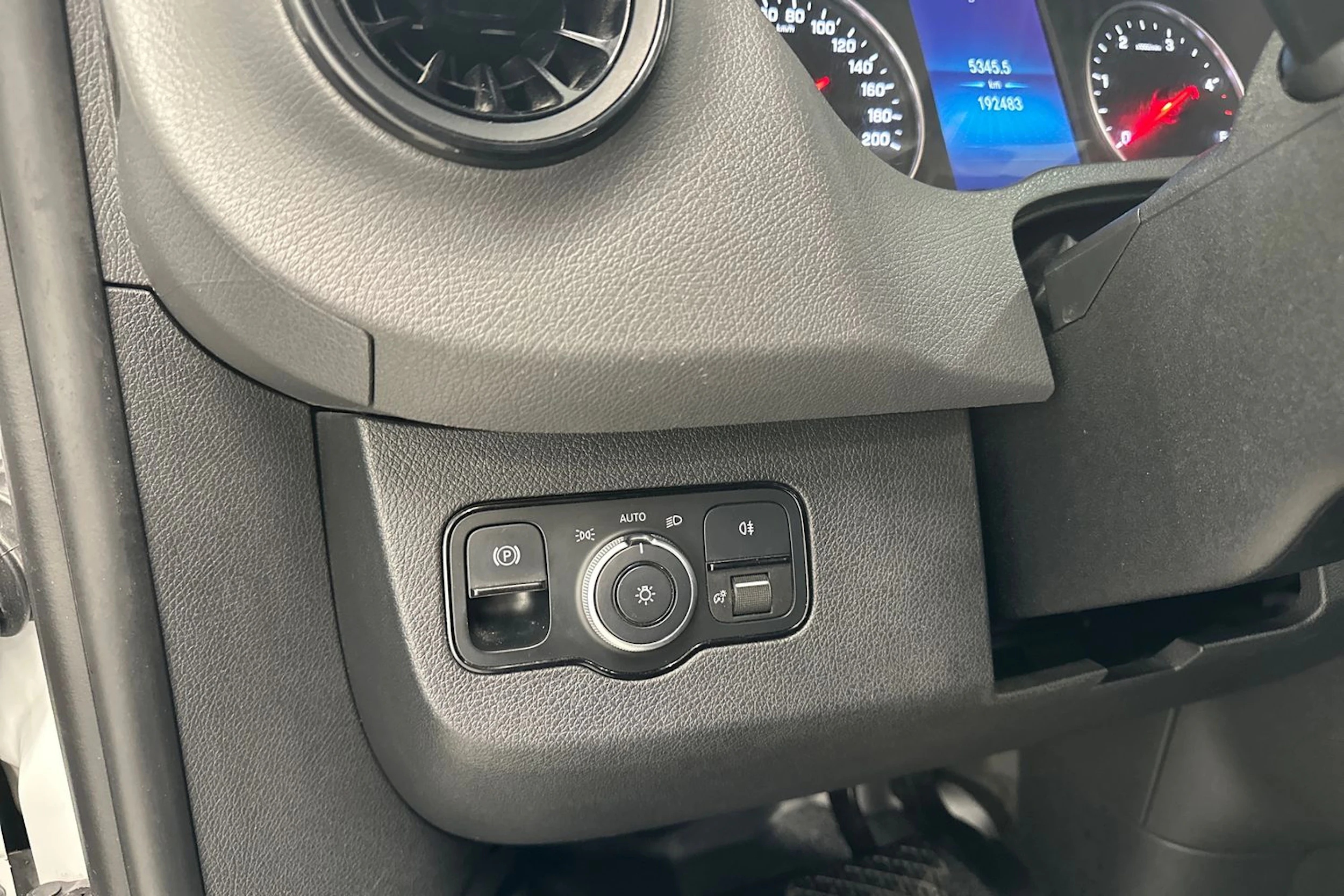 valkoinen Mercedes-Benz Sprinter 2018 kuva 23.