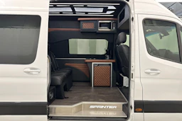 valkoinen Mercedes-Benz Sprinter 2018 kuva 24.