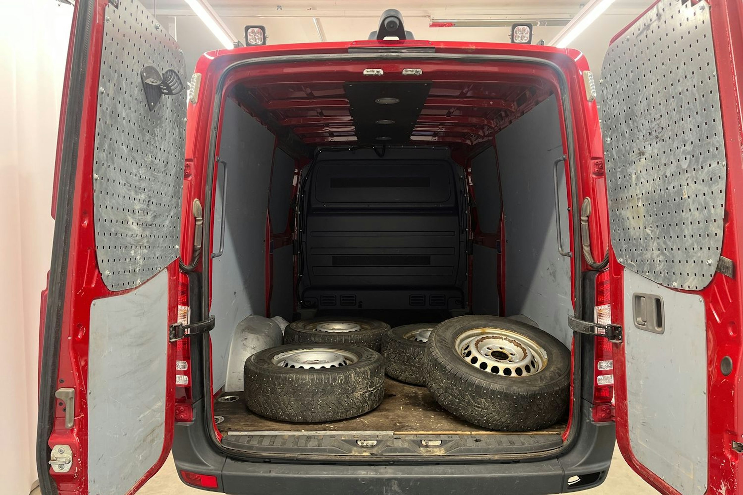 punainen Mercedes-Benz Sprinter 2018 kuva 14.