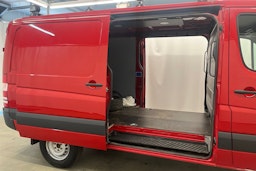 punainen Mercedes-Benz Sprinter 2018 kuva 16.