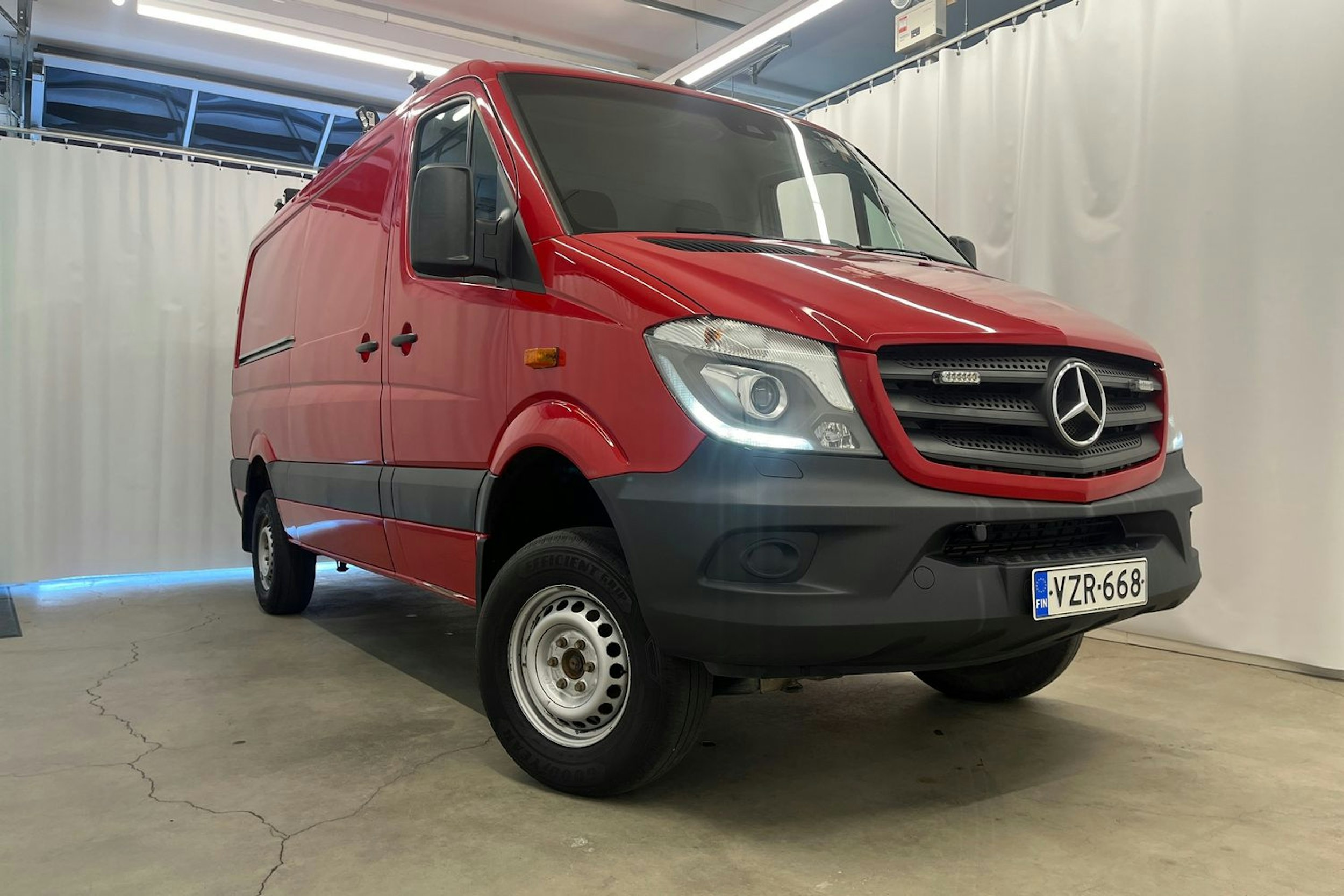 punainen Mercedes-Benz Sprinter 2018 kuva 17.