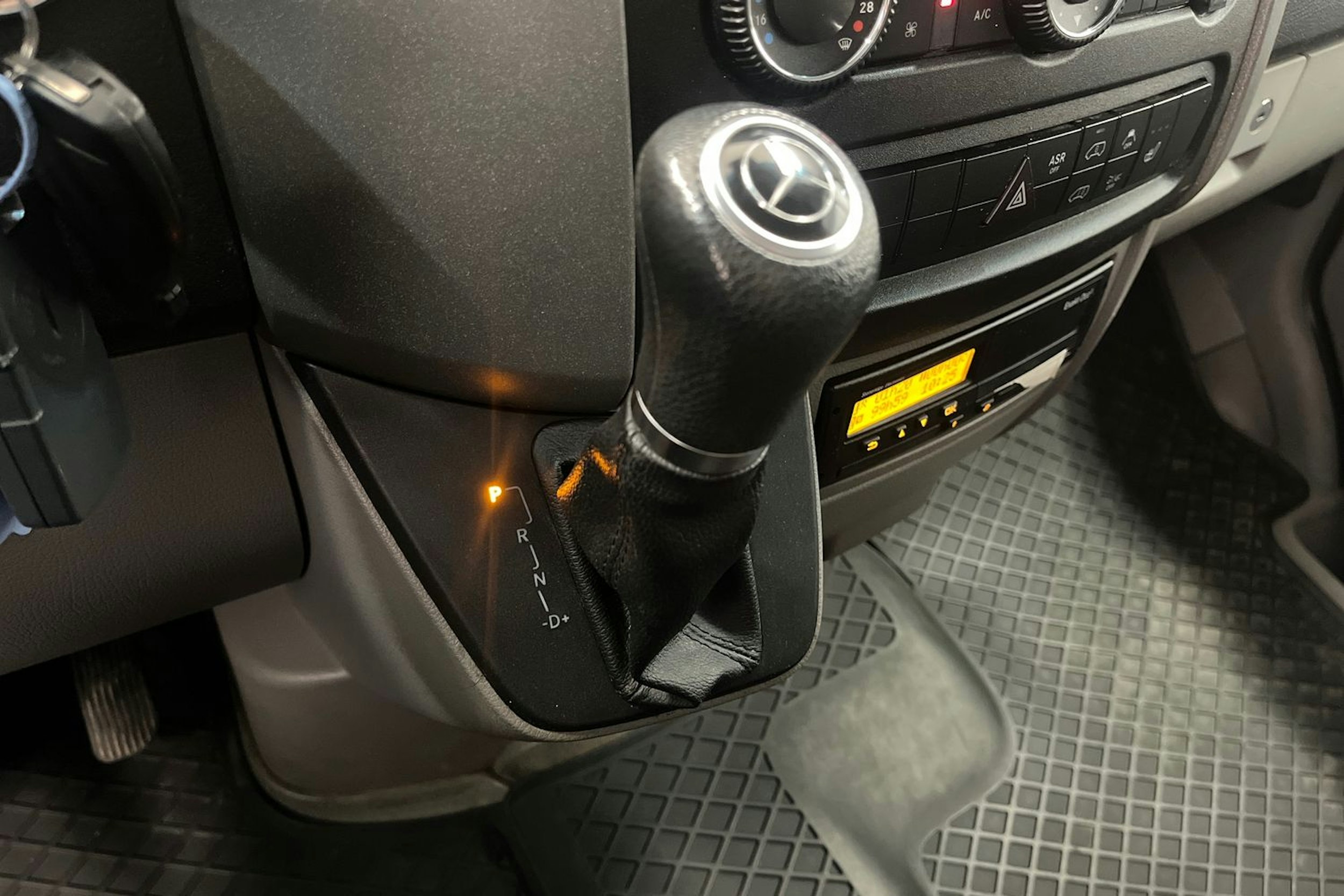 punainen Mercedes-Benz Sprinter 2018 kuva 26.