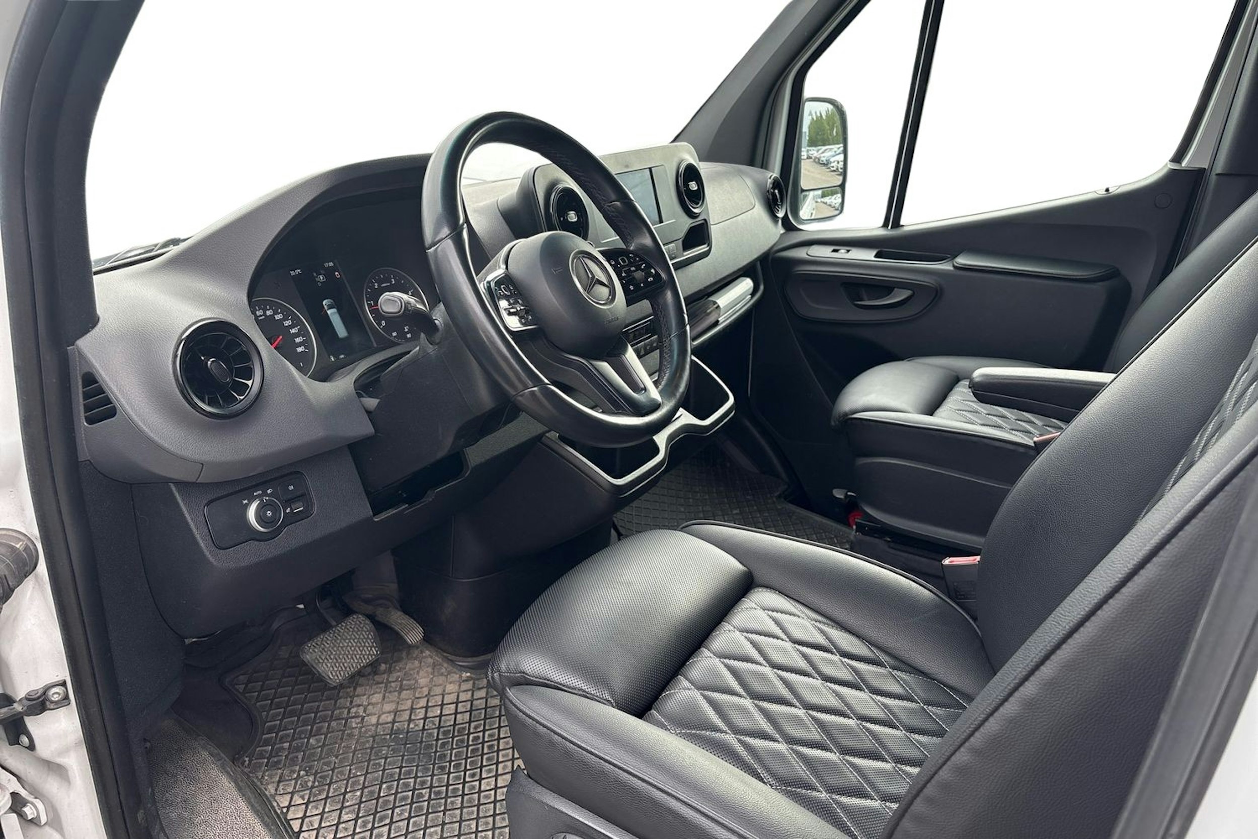valkoinen Mercedes-Benz Sprinter 2018 kuva 3.