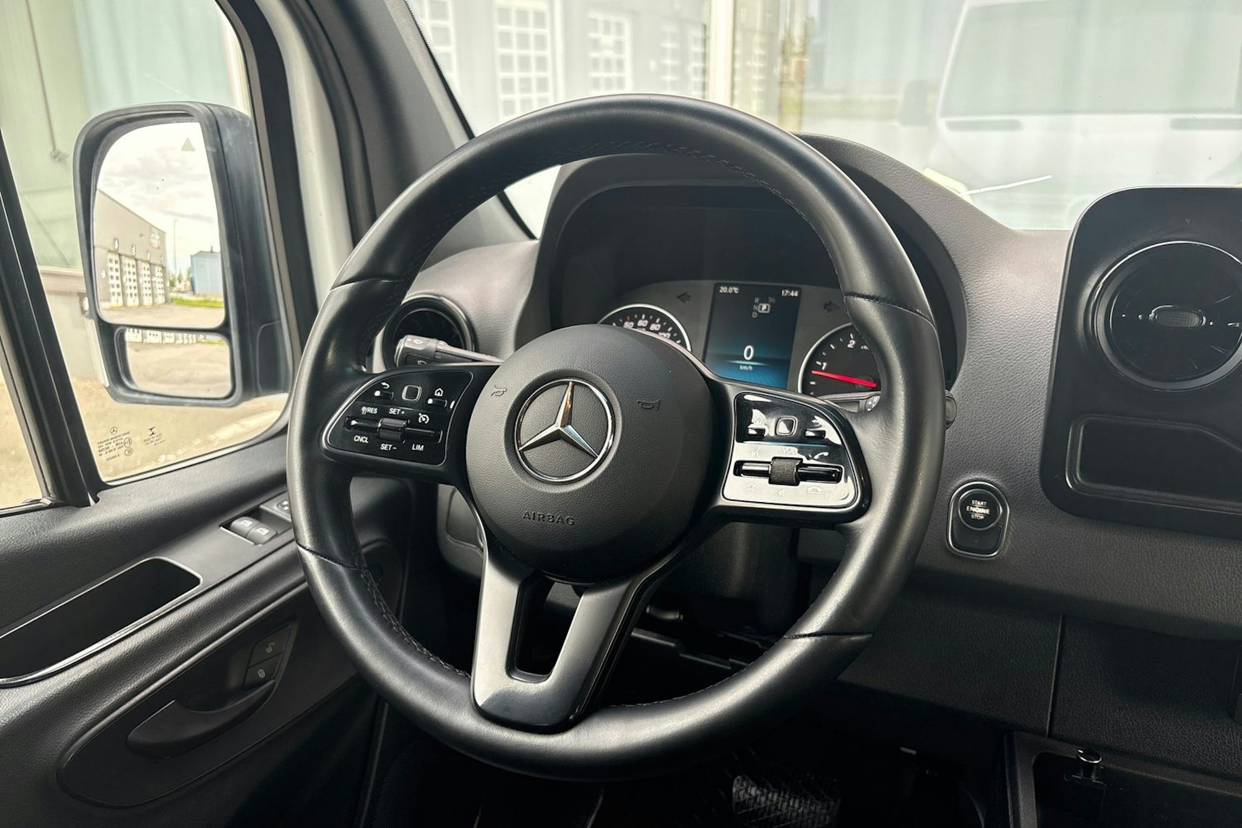 valkoinen Mercedes-Benz Sprinter 2019 kuva 20.
