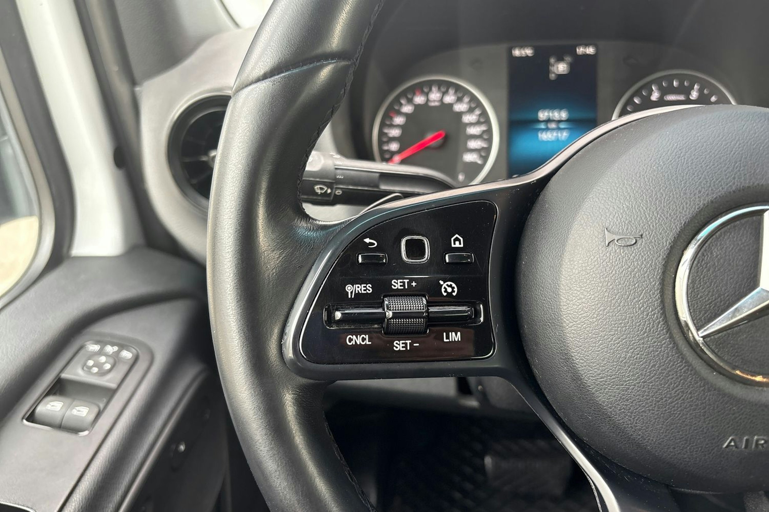 valkoinen Mercedes-Benz Sprinter 2019 kuva 22.