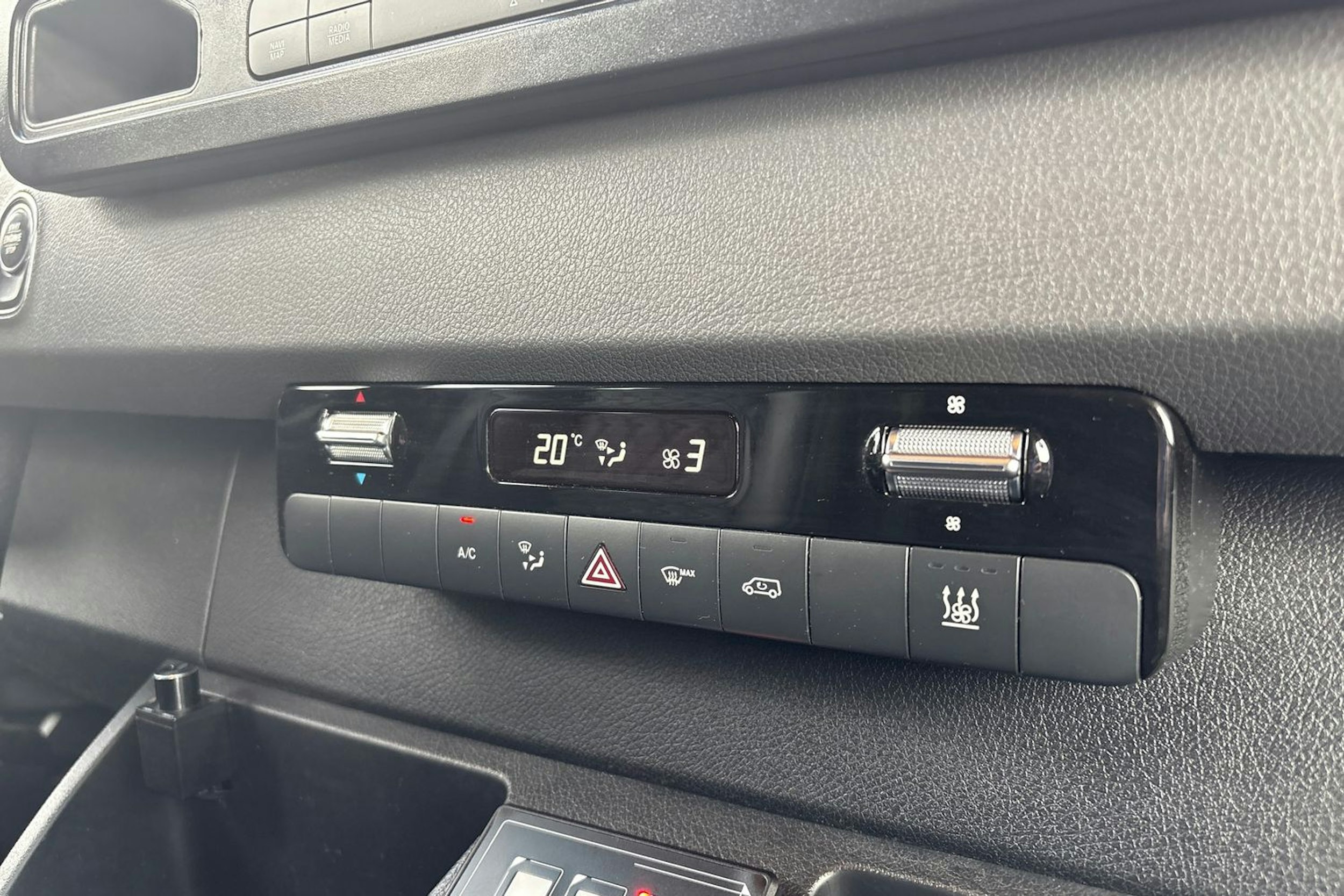 valkoinen Mercedes-Benz Sprinter 2019 kuva 29.